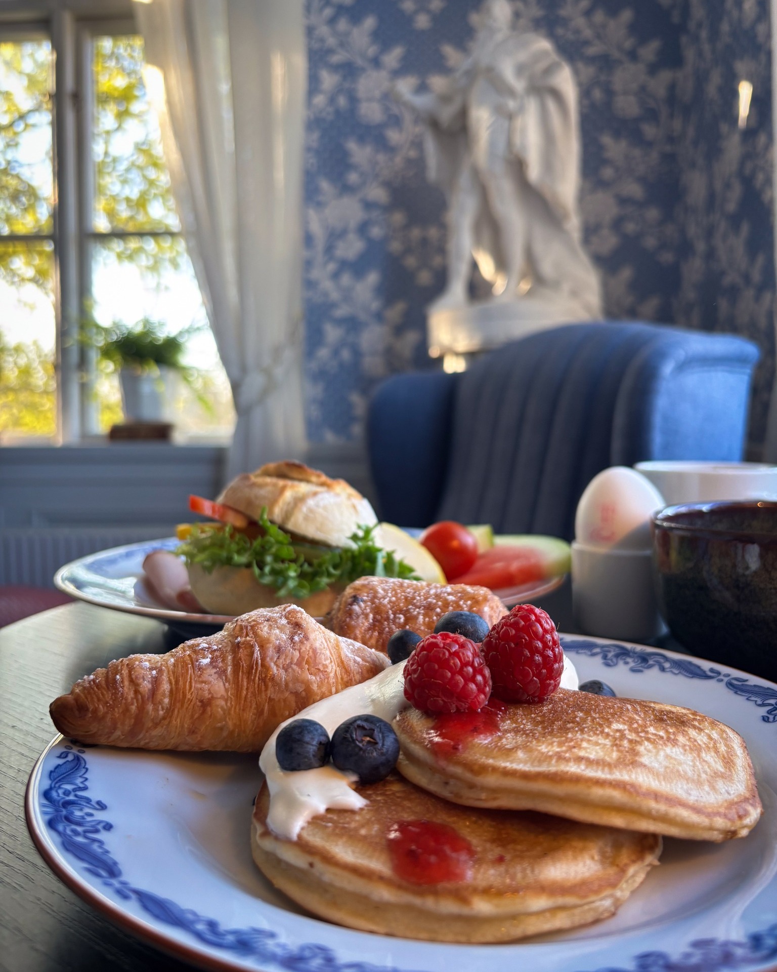 Börja dagen på bästa sätt med vår omtyckta frukostbuffé 💛