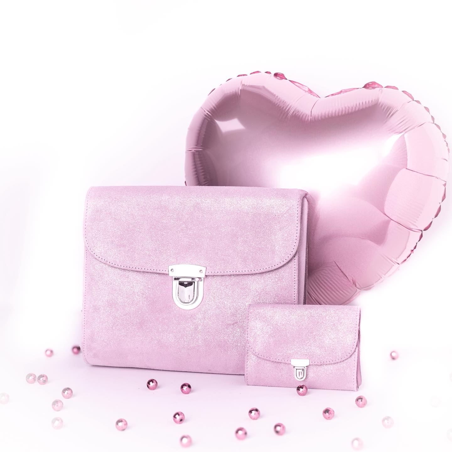 La Saint-Valentin arrive à grands pas…
Et si cette année, vous glissiez des paillettes made in France dans la vie de votre Valentine ? ✨
C’est le moment parfait pour commencer à penser à son cadeau
Des paillettes, du cuir, du made in France… de quoi la faire briller
👉 Découvrez la sélection sur notre site et/ou en boutique
@fabrique_en_occitanie
@originefrancegarantie