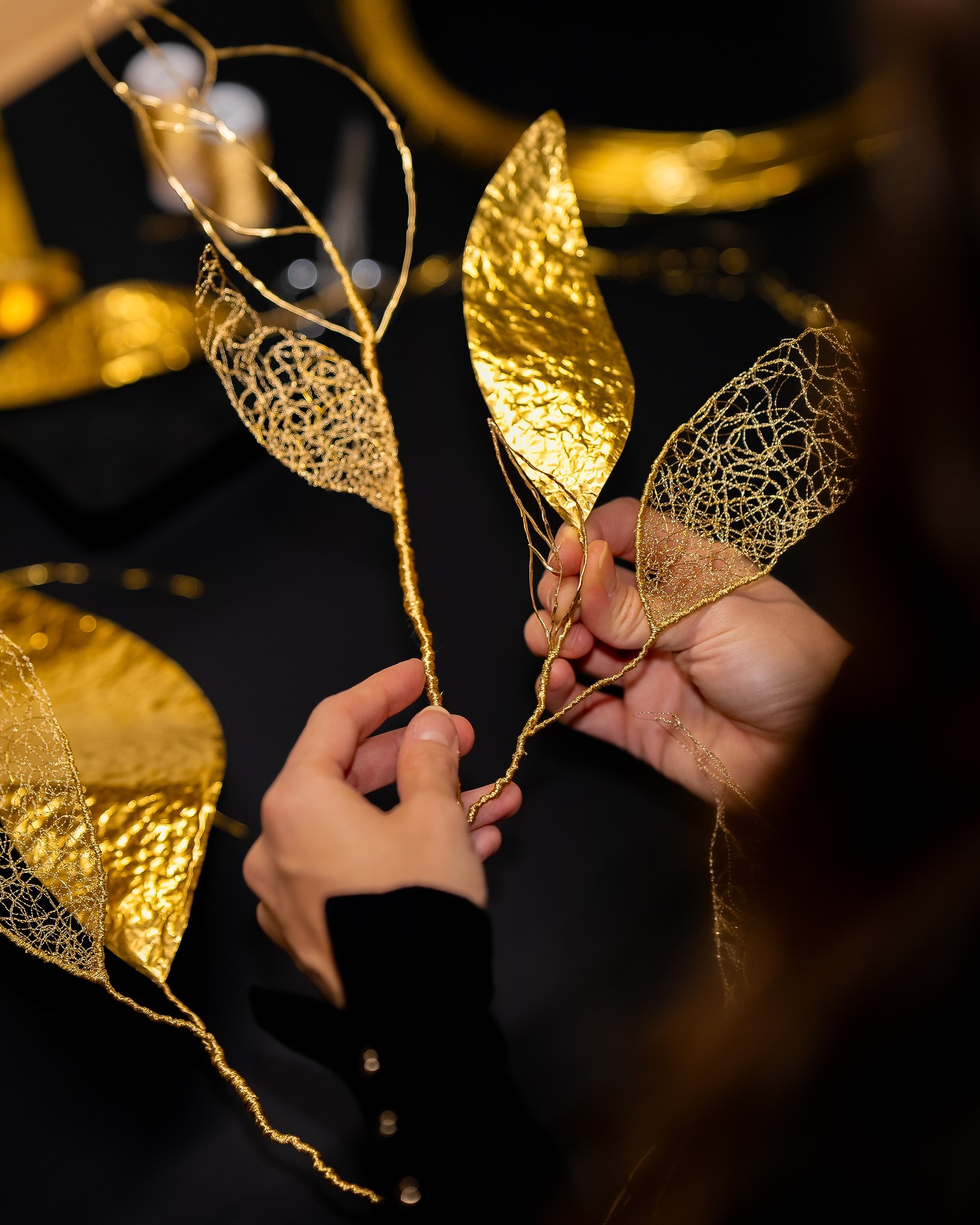 Dans les coulisses d'Arbor, sculpture qui élance tronc et branches, ornées de feuilles brodées en dentelle, sculptées ou martelées, dorées pour capter et restituer la lumière avec poésie. Jusqu'au 1er mars, retrouvez-la au Petit Palais au sein de l'exposition The Art of Making 2026. Un évènement qui réunit 73 artisans d’art Parisiens et Berlinois autour de l’héritage Art Nouveau et Art Déco. 📍 Petit Palais 5 avenue Dutuit, 75008 Paris
📅 Du mardi 24 février au dimanche 1er mars 2026 : 10h-18h (dernière entrée à 17h)
📌 Entrée libre Photo : @ankou_photography Merci@cma_paris @petitpalais_musee @paris_maville @bdmma.paris @handwerkskammer_berlin