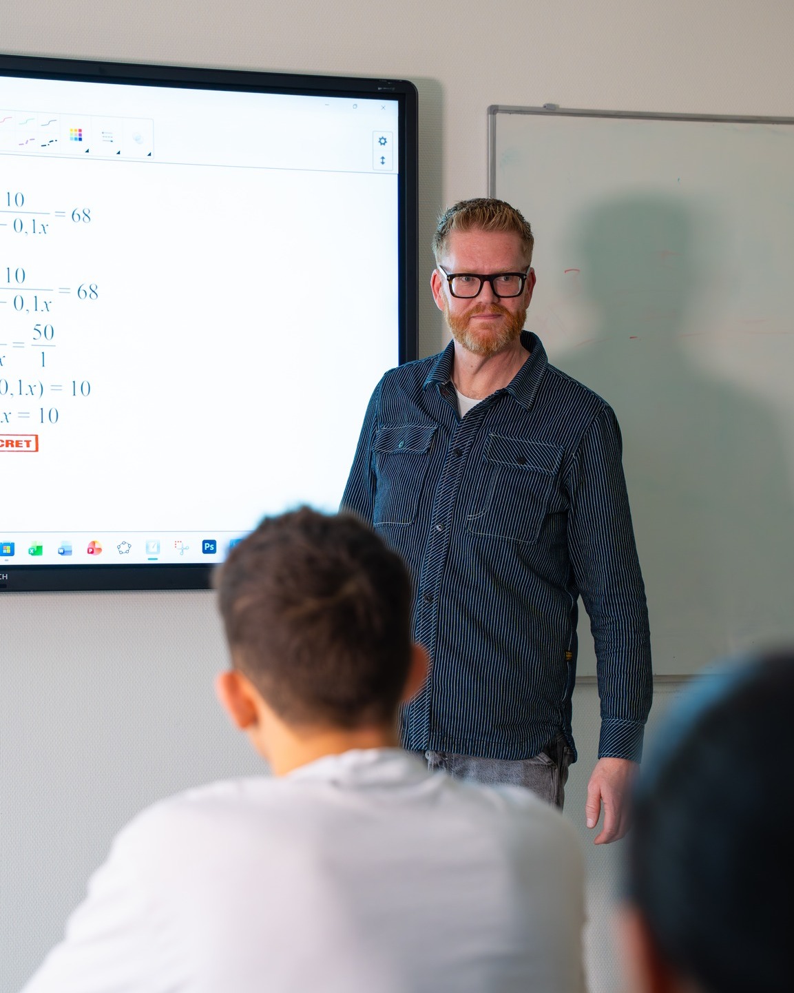 Wat gebeurt er als docenten zichzelf ook blijven uitdagen? 🧠
Deze week gingen onze docenten de challenge aan:
✅ Meer vragen stellen.
✅ Antwoorden soms even parkeren.
✅ Ruimte geven aan niet-weten.
Want leren stopt niet bij leerlingen. Professioneel nieuwsgierig blijven is precies waar goed onderwijs om draait! 🌟
#weekvannieuwsgierigheid #nieuwsgierig #leerkracht #docent #ridderkerk