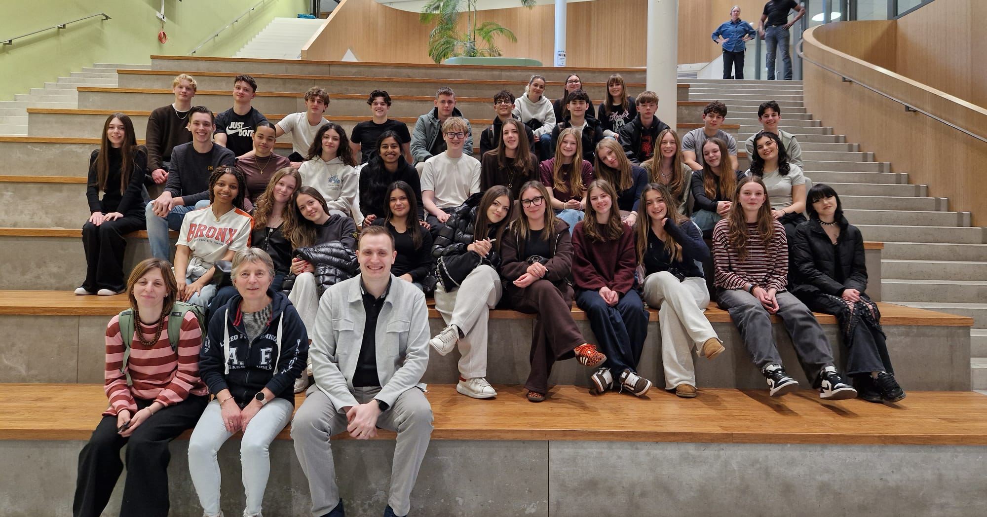 Wat krijg je als je leerlingen uit Nederland en Italië samenbrengt voor een week vol debat, workshops en uitstapjes? Juist ja, een uitwisselingsweek om nooit te vergeten! 😊
Samen met leerlingen van A.F. Formiggini uit Sassuolo ontdekten onze 5 vwo- en 4 havo-leerlingen Amsterdam en Rotterdam. In het gemeentehuis van Ridderkerk gingen ze ook nog eens met elkaar in debat en dat deden ze indrukwekkend goed. 👏🏽
Er werd hard gewerkt tijdens de workshops, maar minstens zo hard gelachen. Een week vol nieuwe vriendschappen en ervaringen die nog lang blijven hangen. 💙
Kortom... geslaagd! 🇮🇹🇳🇱
#internationalisering #erasmusplus #geminicollegeridderkerk #uitwisseling