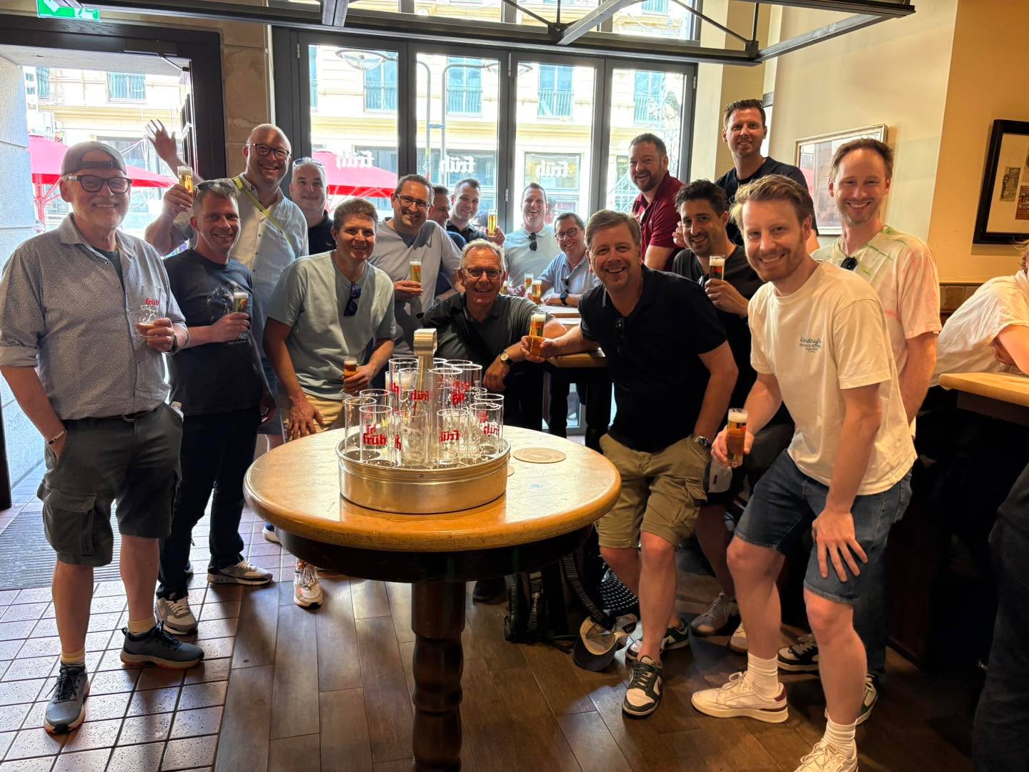De Road va Elf is op sjtap vuur ‘t joarlikse uitje, dis kiër in de bakermat van vasteloavend, Köln!
Uiteraard zunt os 2 nuujste aanwinsten, Jack & Niels, ooch d’r bie!
Prosit!🍻