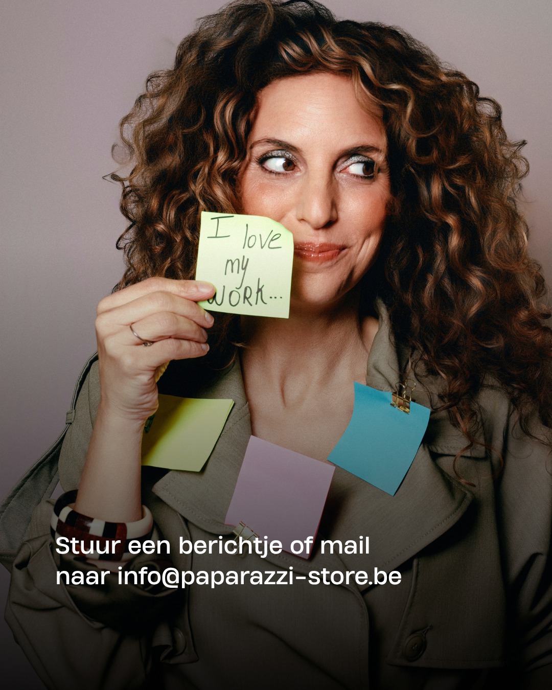 WIJ ZOEKEN EEN NIEUWE COLLEGA 🤍
Ben jij iemand die graag de handen uit de mouwen steekt en energie krijgt van een verzorgde winkel?
Dan ben jij de persoon die we zoeken.
Als flexi winkel- & supportmedewerker ben jij de stille kracht achter de schermen. Dankzij jou hangt alles netjes, is de winkel aangevuld en staat alles klaar voor een nieuwe verkoopdag.
Je helpt met het verwerken van leveringen, aanvullen van de collectie, stomen van kleding en het netjes houden van de winkel en de stock.
Je werkt graag zelfstandig, ziet werk liggen en houdt van orde en structuur.
Wat je krijgt?
✨ Een leuke flexijob in een warm team
✨ Werken tussen mode, styling en mooie collecties
✨ Geen enkele dag die hetzelfde is
Werkuren: maandag & vrijdag van 9u30 tot 14u00.
Interesse of ken je iemand die perfect zou passen?
Stuur ons een berichtje of spring gerust eens binnen. 🩷