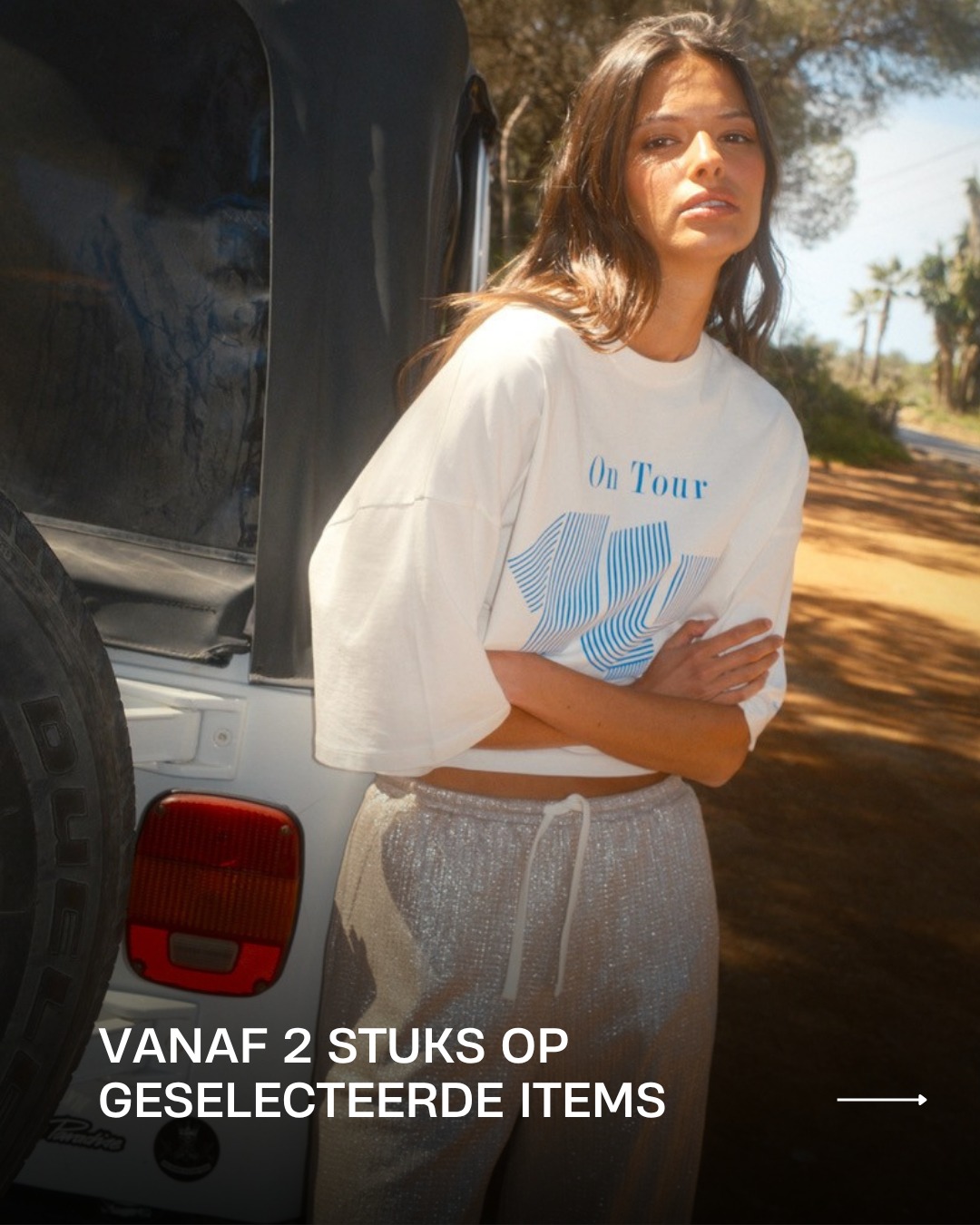 ☀️ Summer Deals zijn gestart
Vanaf 13 juni ontdek je bij Paparazzi geselecteerde stuks met extra voordeel.
Van mooie basics tot complete outfits, favoriete stuks en laatste maten. Perfect om je garderobe aan te vullen met items die je seizoen na seizoen blijft dragen.
Koop je 2 of meer geselecteerde stuks? Dan geniet je van extra korting.
Kom langs in de winkel en spot de stickers.