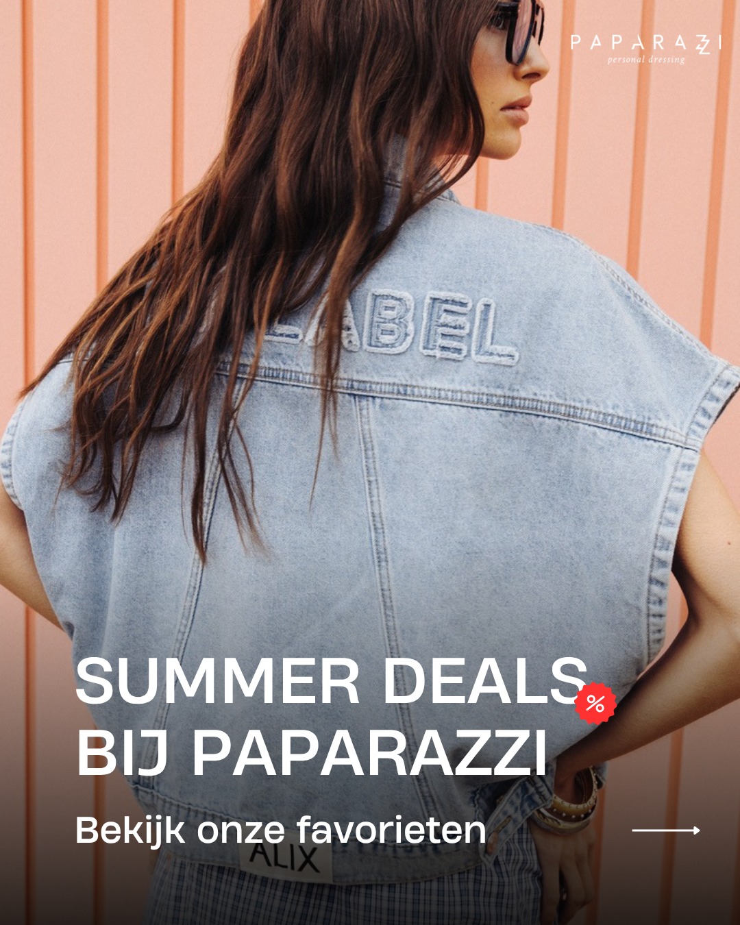 ☀️ Summer Deals zijn gestart
Vanaf 13 juni ontdek je bij Paparazzi geselecteerde stuks met extra voordeel.
Van mooie basics tot complete outfits, favoriete stuks en laatste maten. Perfect om je garderobe aan te vullen met items die je seizoen na seizoen blijft dragen.
Koop je 2 of meer geselecteerde stuks? Dan geniet je van extra korting.
Kom langs in de winkel en spot de stickers.