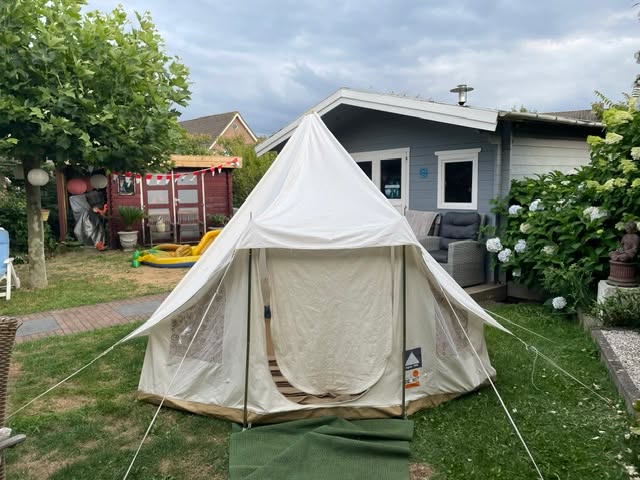 𝒁𝒐𝒏𝒅𝒂𝒈𝒔𝒎𝒊𝒋𝒎𝒆𝒓𝒊𝒏𝒈Vakantietijd... en wat ga je dan doen als de kleinkinderen komen logeren?Een slaapfeestje natuurlijk!Net alsof we zelf op de camping staan, hebben we de tent van zolder gehaald, opgebouwd en een luchtbed erin gelegd. De kinderen slapen heerlijk in hun eigen "vakantiehuisje". De hondjes liggen er als trouwe bewakers naast, dus dat moet helemaal goed komen.En dan het eten... Koken voor een hele club zijn we eigenlijk niet meer gewend. Gelukkig biedt Facebook soms verrassend eenvoudige ideeën. Dit keer zag ik bij Mariska Bauer iets waar volgens mij bijna ieder kind blij van wordt: frikandellen bakken met uien en op een broodje. Simpel, gezellig en vooral een feestje aan tafel.
En alsof dat nog niet genoeg is, sluiten we de dag af met marshmallows roosteren.Dat blijft toch iets magisch.Terwijl ik daarna nog even in de tuin zit, vraag ik me af: vinden de kinderen dit nu zó leuk... of vinden opa en oma het misschien minstens zo leuk omdat het herinneringen oproept aan onze eigen kindertijd?
Misschien is het allebei wel waar.Kinderen genieten van aandacht, van samen zijn en van kleine avonturen. En wij? Wij genieten van hun verwondering, hun lach en het even opnieuw beleven van die eenvoudige momenten die vroeger zo gewoon leken.Eigenlijk is dat ook precies wat ik in mijn praktijk zo vaak zie. Gezondheid zit niet alleen in gezonde voeding of een behandeling. Ze zit ook in ontspanning, in samenzijn, in lachen, herinneringen maken en even helemaal opgaan in het moment.Soms zijn het juist die kleine geluksmomenten die de meeste voeding geven.Ik wens jullie een heerlijke zondag en vooral een zomer vol mooie herinneringen.Liefs Sylvia