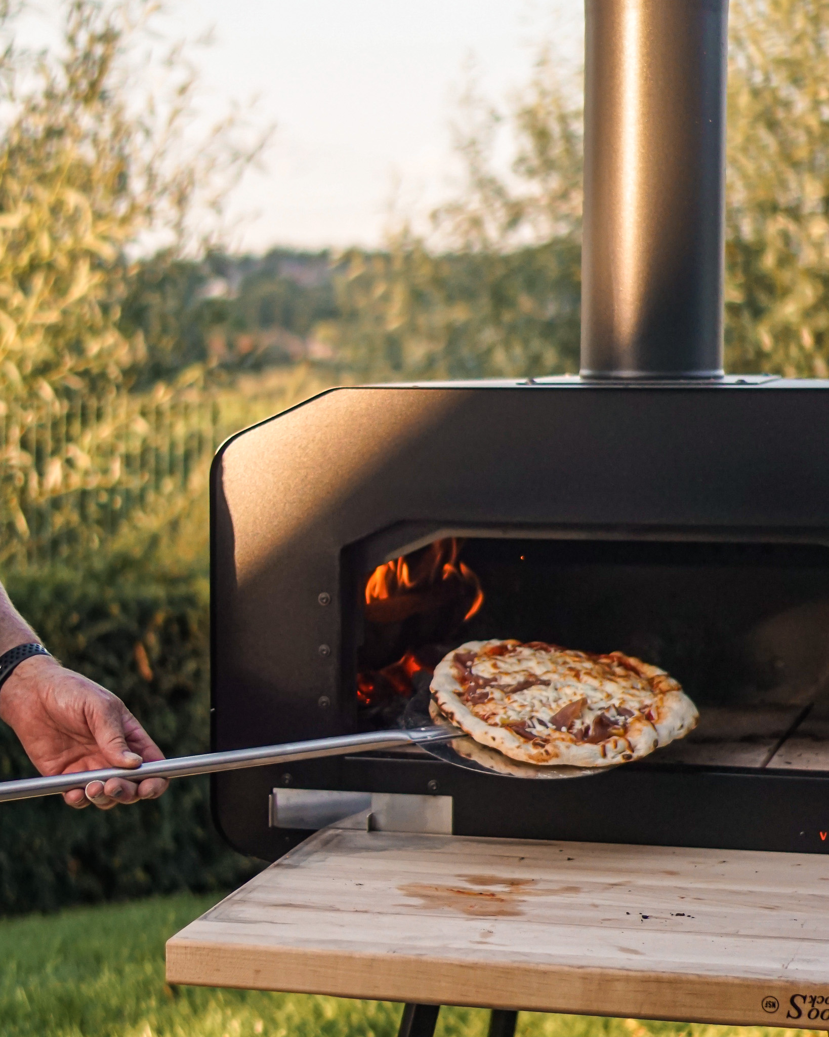 Nog even genieten van onze zomerpromo! De Vonken houtovens staan nog t.e.m. eind augustus in promotie. Het perfecte excuus om vrienden uit te nodigen, de oven aan te steken en samen heerlijke pizza’s (en zoveel meer 😉) te maken. Profiteer nu via kokenmetjan.be/webshop of kom langs. 🧡