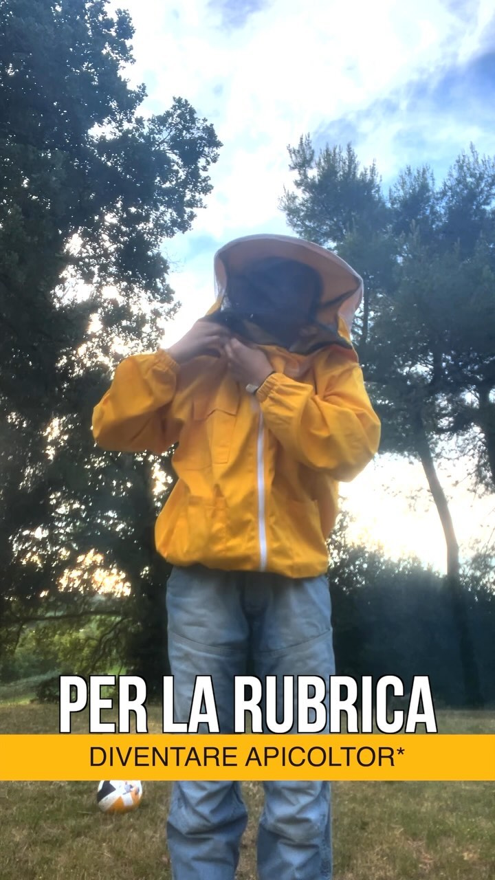 Buongiorno 🐝🐝 Oggi vi mostro come armare un telaino per arnie
questo è il risultato finale, mentre questa struttura di legno è un telaino da armare
per farlo usiamo:
- Fil di ferro per armare
- Zigrinatore
- Alternatore che scalderà il fil di ferro in modo che la cera si fonda e rimanga attaccata al telaino
partiamo cucendo il fil di ferro attraverso dei buchi nel telaio fino a collegarli tutti, e poi lo mettiamo in tensione.
Fermiamo le fini con una sparapunti e proseguiamo a zigrinare il filo in modo da renderlo più aderente alla cera.
Mettiamo un foglio cereo che è già della giusta dimensione sopra i fili, che andremo a scaldare con l’alternatore facendo attenzione a far sciogliere la cera il tanto da attaccarsi ai fili senza romperla
ed ecco pronto il nostro telaino! ora vado a prepararne altri 25 👩🏼🌾🐝🐝
#apette #agriconero #agriturismoconero #conero #apettedelconero #miele #apiculture #apicultura #ancona #anconatourism #rivieradelconero