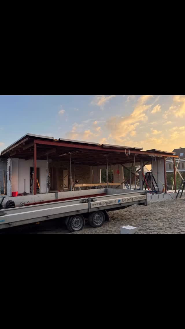 Mooie klus! Staalconstructies plaatsen bij een grote verbouwing.
#dejongstaal #steellife #staalconstructie #dordrecht #verbouwing #verbouwingen #project #montage #lassen #staalconstructie #metaal #krijgsmanbouw #swijnenburgtransport