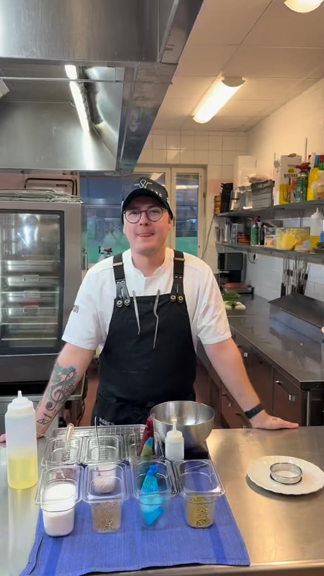 Menyn är uppdaterad! 🍷
Vår eminente Souschef Eric visar hur han tillagar en av sina favoriter på nya menyn - Hjortråbiff med pepparrotskräm och lingongelé, toppad med äggula och en touch av granskott. Serveras som förrätt. Magisk!
Varmt välkommen till Restaurang Orangeriet! 🍴
Boka bord: 0291-734612
Hela menyn hittar du på hemsidan. Länk i bio!