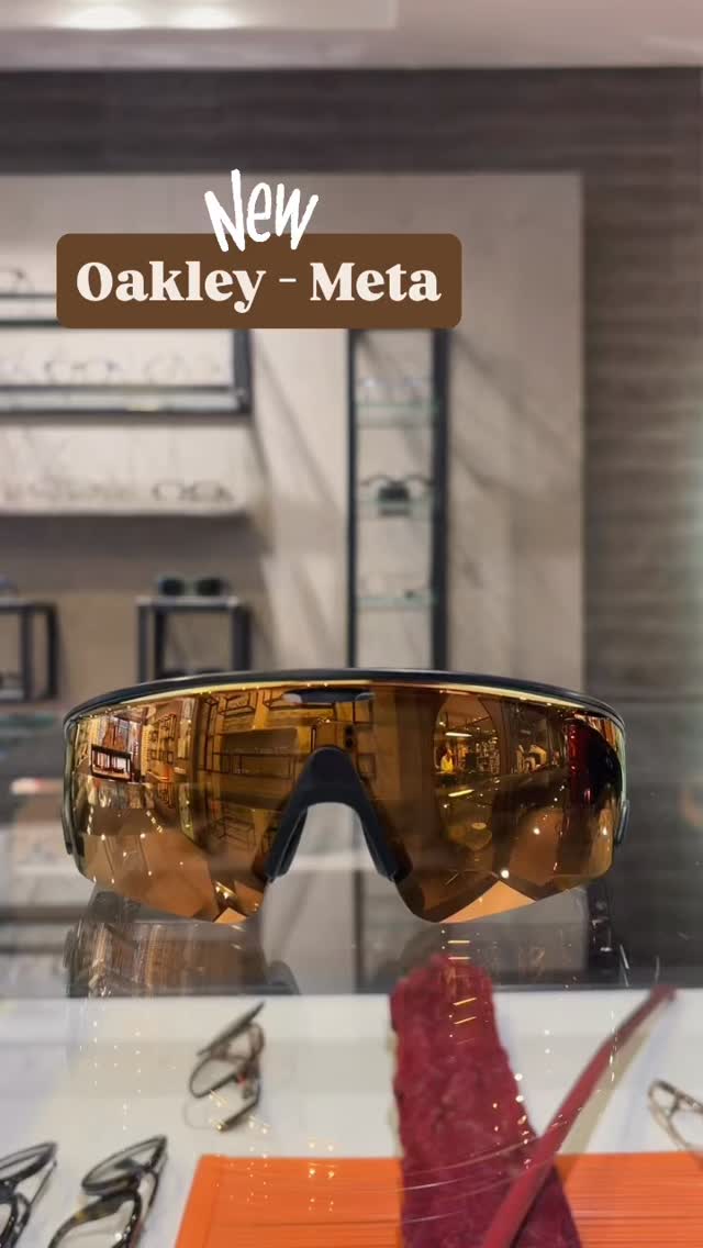 Nieuw bij René Boer: de Metabril van Oakley!Bel, film, vraag en fotografeer tijdens het sporten....