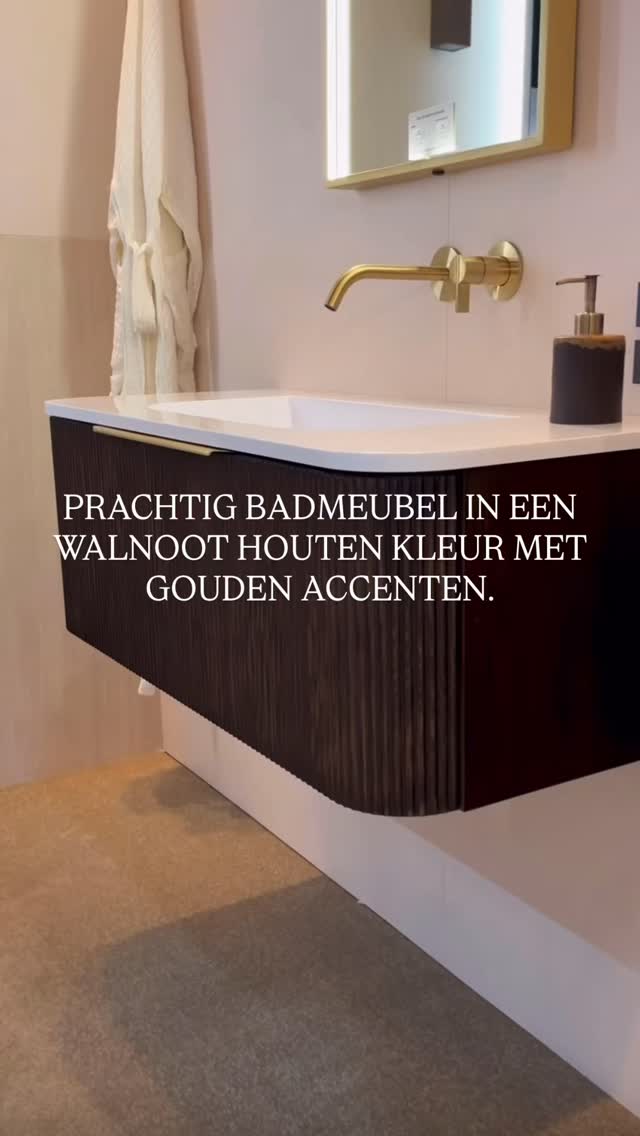 Hoe mooi is dit badmeubel!! 1 van de enorm grote collectie badmeubelen die wij aanbieden! Bij ons in de showroom vind je binnenkort meer soorten modellen, kleuren en eigen gemaakte badmeubelen op maat. #bathroomdesign #tiles #vtwonen #kranen #trends