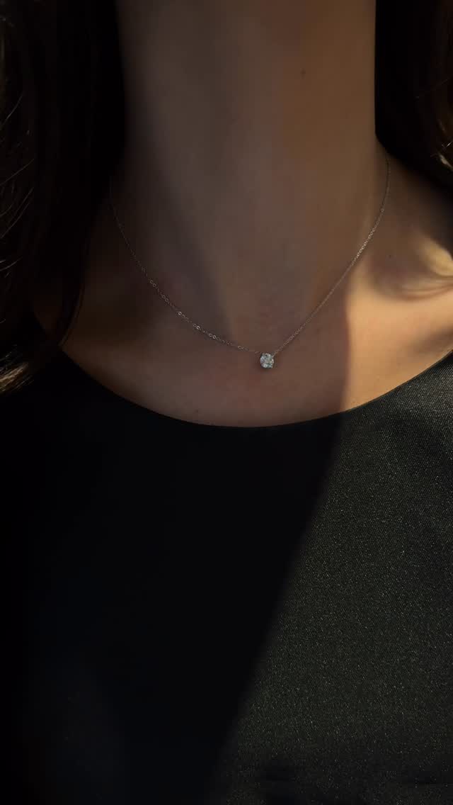 Vero Enstensanheng er elegant fattet i fire slanke klør, medfølgende gullkjede som fullfører det rene, sofistikerte uttrykket💫