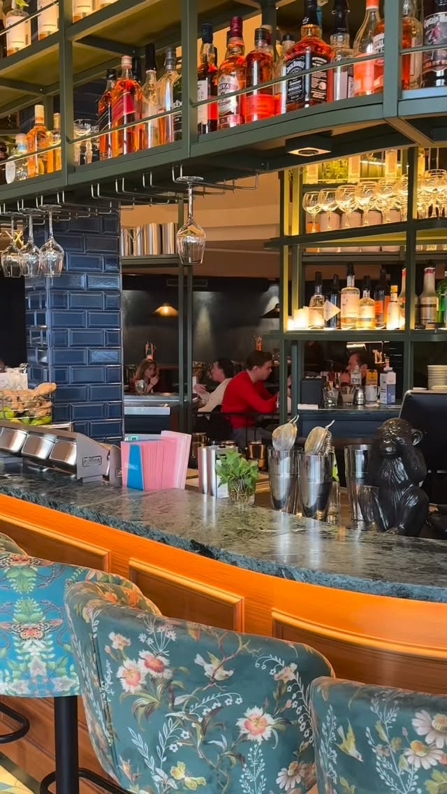 Het begint met bestek op borden, een lach aan tafel, stoelen die zacht over de vloer schuiven. Langzaam vult de ruimte zich met stemmen en energie. Zo klinkt een avond bij Meddens.