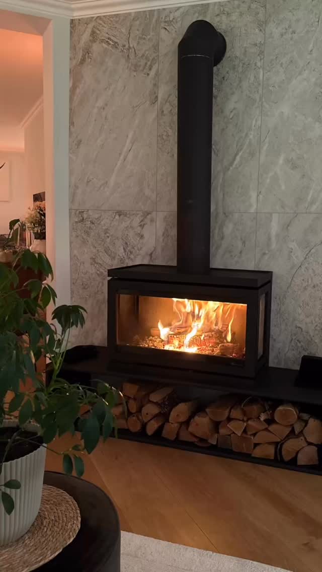 Blij met onze nieuwe houtkachel!
En wat een prachtige marmerlook tegel in een White / Warme kleur!
#dikgeurtskachel #fioraneseceramica #tegelstudiowest5 #woonkamerinspiratie #woonkamerstyling