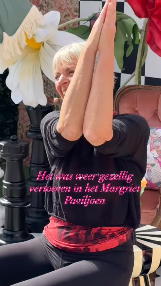Stoelyoga tijdens Margriet zomerweek 🙏#yoga #stoelyoga #yogatogether #fitblijvendoenwesamen #margrietzomerweek