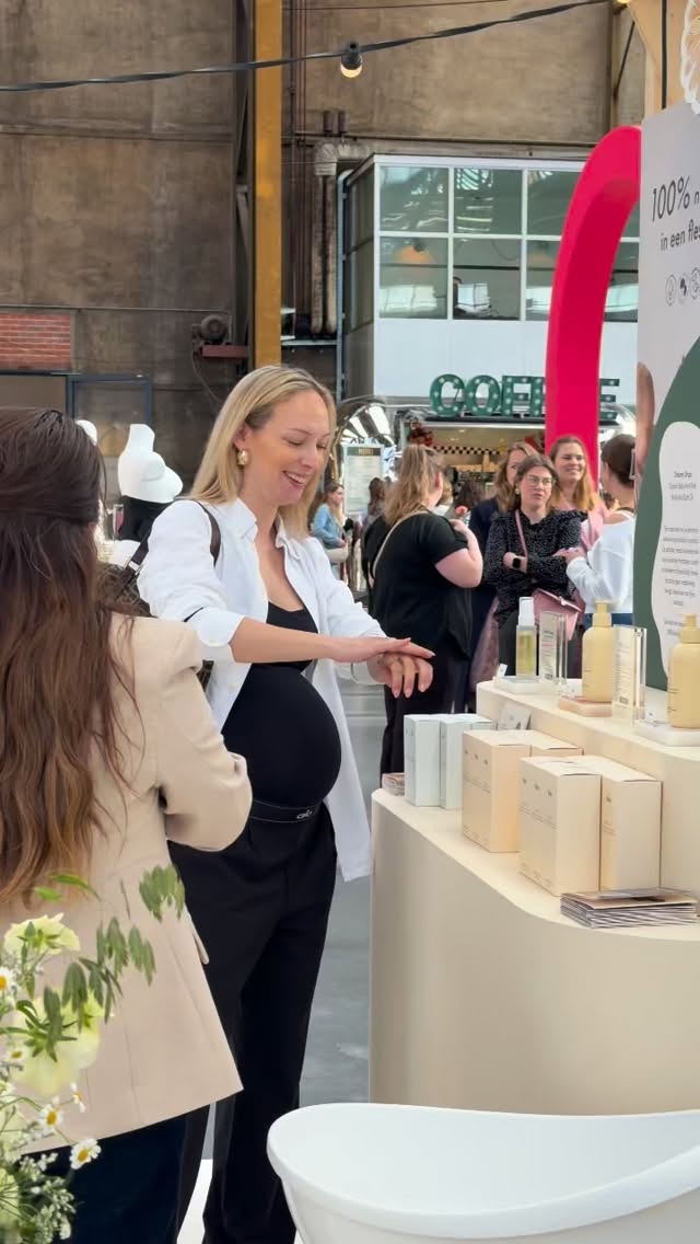 Nog steeds aan het nagenieten van de We Are Pregnant Beurs @wearepregnant_nl 🌟
Zoveel mooie gesprekken, zoveel bijzondere momenten.
Dankbaar voor iedereen die langskwam 🫶🏻
Enjoy your clean essentials for you and your baby 🌿
#cleancare #organic #madeinitaly #babycare