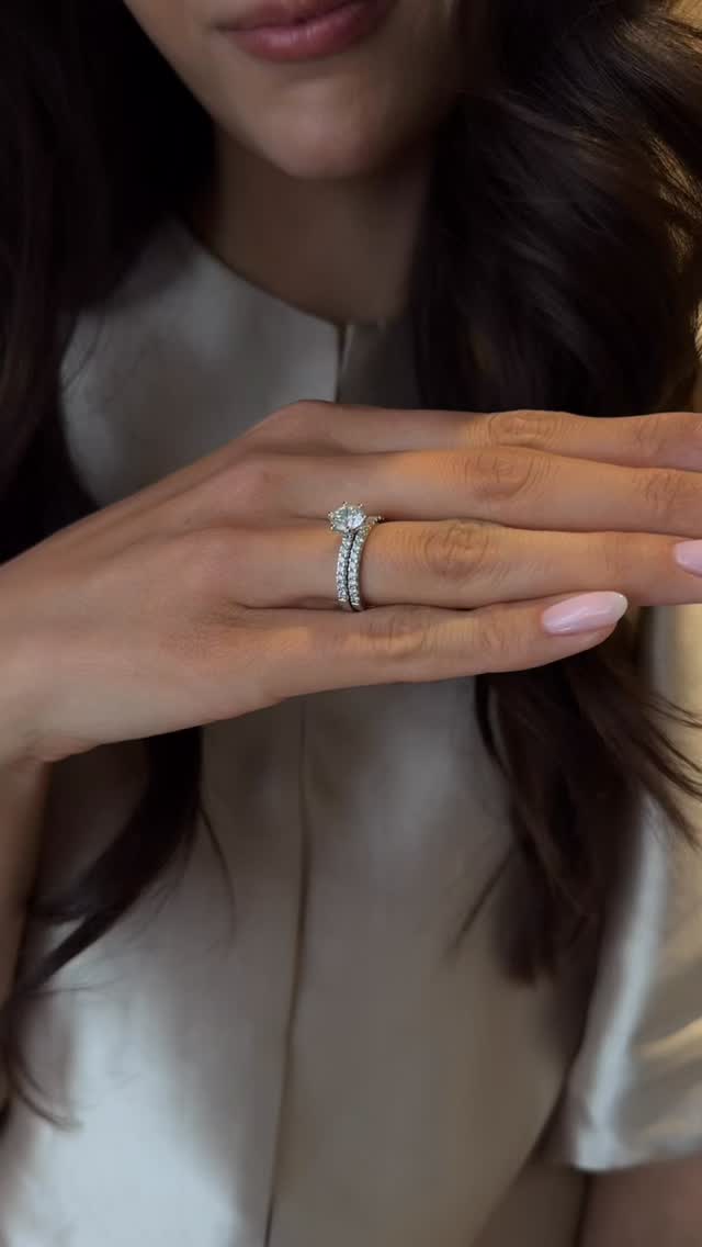 Lugano💍
Vakker og tidløs forlovelsesring som stråler. Den glitrende senterdiamanten bæres elegant av seks solide klør, som løfter frem dens naturlige skjønnhet og lys. Ringen kan leveres med ulike størrelser på senterdiamanten, slik at den blir helt personlig – den harmonerer nydelig med Lugano Diamantring.