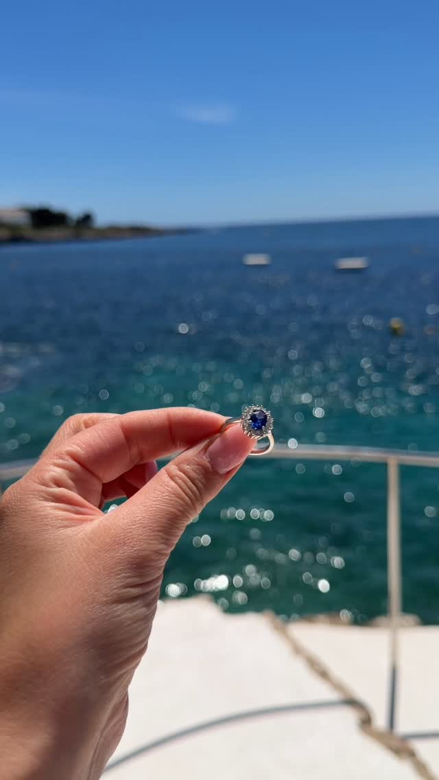 Magnifico Neo III Ring Safir kombinerer tidløs eleganse med fargene fra havet. Et sofistikert ring, perfekt for deg som ønsker noe klassisk, men samtidig unikt. 💙