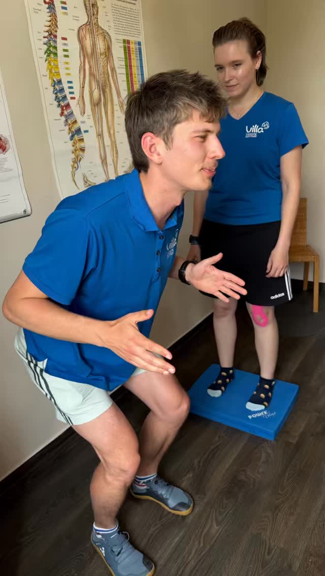Was braucht ein Knie nach einem Unfall:
⏰ Zeit,🧍 Stabilität und🦵 gezielte Bewegungen.
Nach Verletzungen ist es wichtig, die Muskulatur rund um das Knie behutsam wieder aufzubauen und die Gelenkführung zu verbessern.
👉 Was tun wir?
Wir arbeiten mit Übungen, die die Stabilität, Koordination und Belastbarkeit des Knies fördern, z.B. mit kontrollierten
💪 Kräftigungsübungen, ⚖️ Gleichgewichtsübungen und alltagsnahen🚶Bewegungsabläufen.
Wichtig ist dabei immer: Jede Therapie wird individuell an die Beschwerden, den Heilungsverlauf und die Ziele der Patienten angepasst. 🌿
👉 Merke: Ein stabiles Knie ist die Grundlage für mehr Sicherheit im Alltag und beim Sport.
#villah3therapiezentrum #physiotherapie #kniestabilität #rehabilitation #sportverletzung