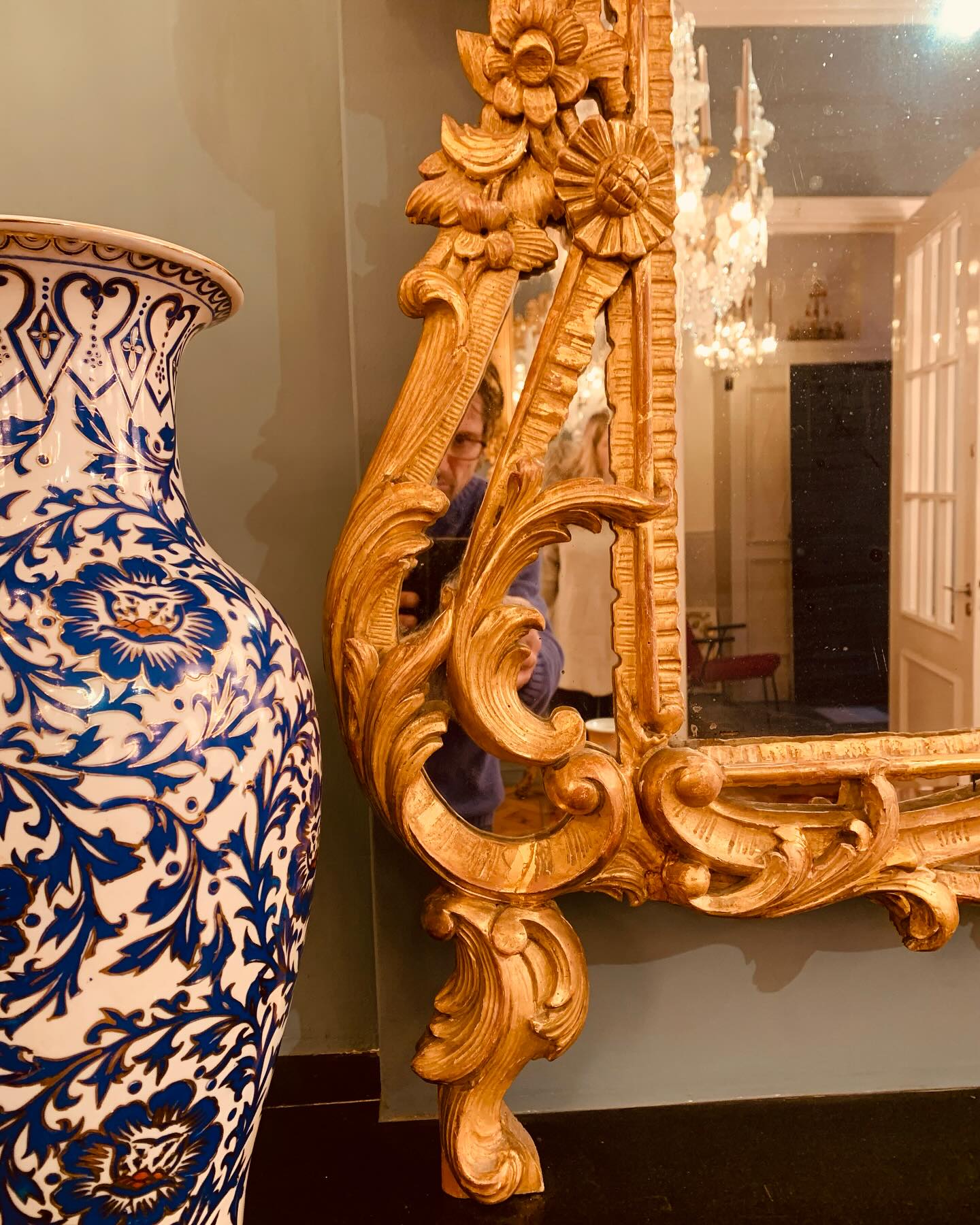 Voorlopig zijn we er nog… met prachtige nieuwe items 🪞Antieke spiegels met bladgoud uit Frankrijk. #antiekespiegel #goudenspiegel #antiek #kroonluchters #frenchinteriors #fransespiegels #verguldespiegel #houtsnijwerk #rococo #louisquinze #quote #schouw #eighteenthcentury