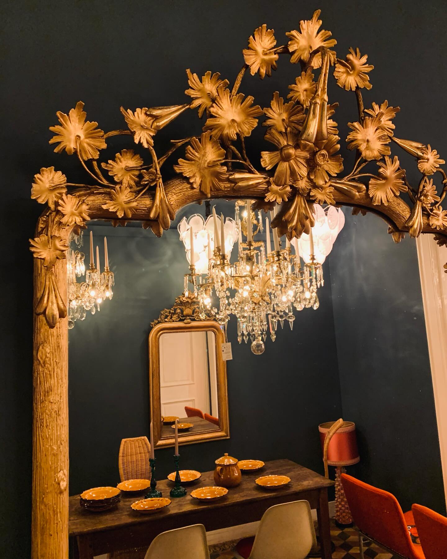 Voorlopig zijn we er nog… met prachtige nieuwe items 🪞Antieke spiegels met bladgoud uit Frankrijk. #antiekespiegel #goudenspiegel #antiek #kroonluchters #frenchinteriors #fransespiegels #verguldespiegel #houtsnijwerk #rococo #louisquinze #quote #schouw #eighteenthcentury
