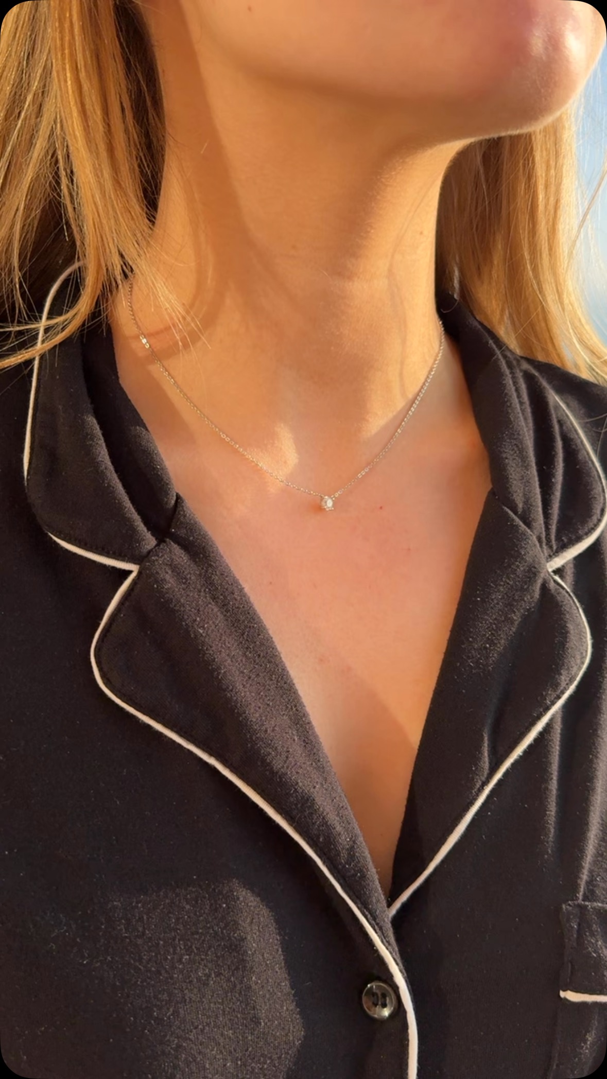 VERO
Et moderne enstensanheng med en kriddhvit diamant på 0,40ct fattet med fire enkle klør festet på medfølgende gullkjede.