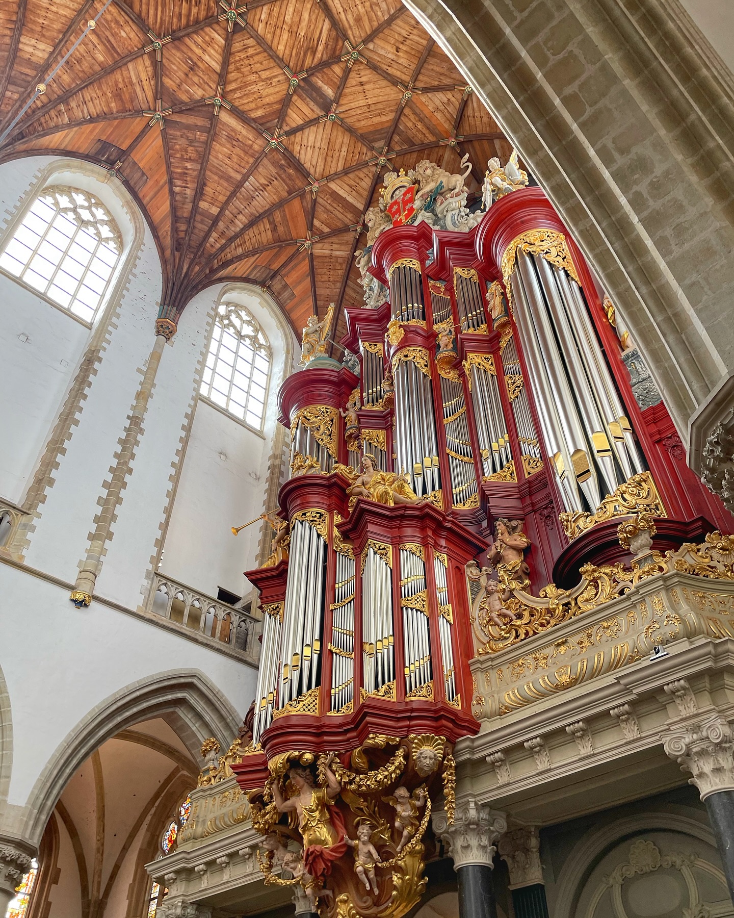 Église Saint-Bavon à Haarlem ⛪️
Plantée au milieu de la ville sur la place du Grote Markt, l’église est en tout point remarquable : un volume impressionnant, un orgue imposant, une voûte en bois ouvragée…
À chaque fois que j’y rentre, j’y passe littéralement des heures ! 🤩
#haarlem #paysbas #eglise #sintbavokerk