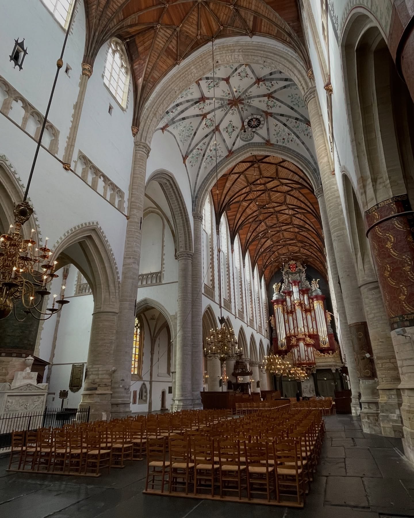 Église Saint-Bavon à Haarlem ⛪️
Plantée au milieu de la ville sur la place du Grote Markt, l’église est en tout point remarquable : un volume impressionnant, un orgue imposant, une voûte en bois ouvragée…
À chaque fois que j’y rentre, j’y passe littéralement des heures ! 🤩
#haarlem #paysbas #eglise #sintbavokerk
