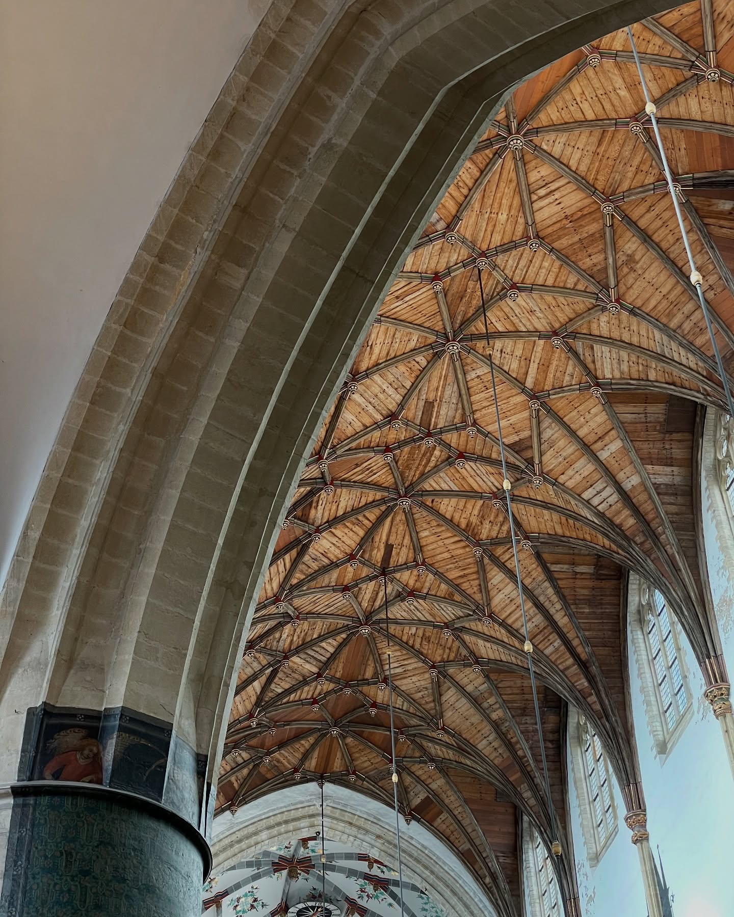Église Saint-Bavon à Haarlem ⛪️
Plantée au milieu de la ville sur la place du Grote Markt, l’église est en tout point remarquable : un volume impressionnant, un orgue imposant, une voûte en bois ouvragée…
À chaque fois que j’y rentre, j’y passe littéralement des heures ! 🤩
#haarlem #paysbas #eglise #sintbavokerk