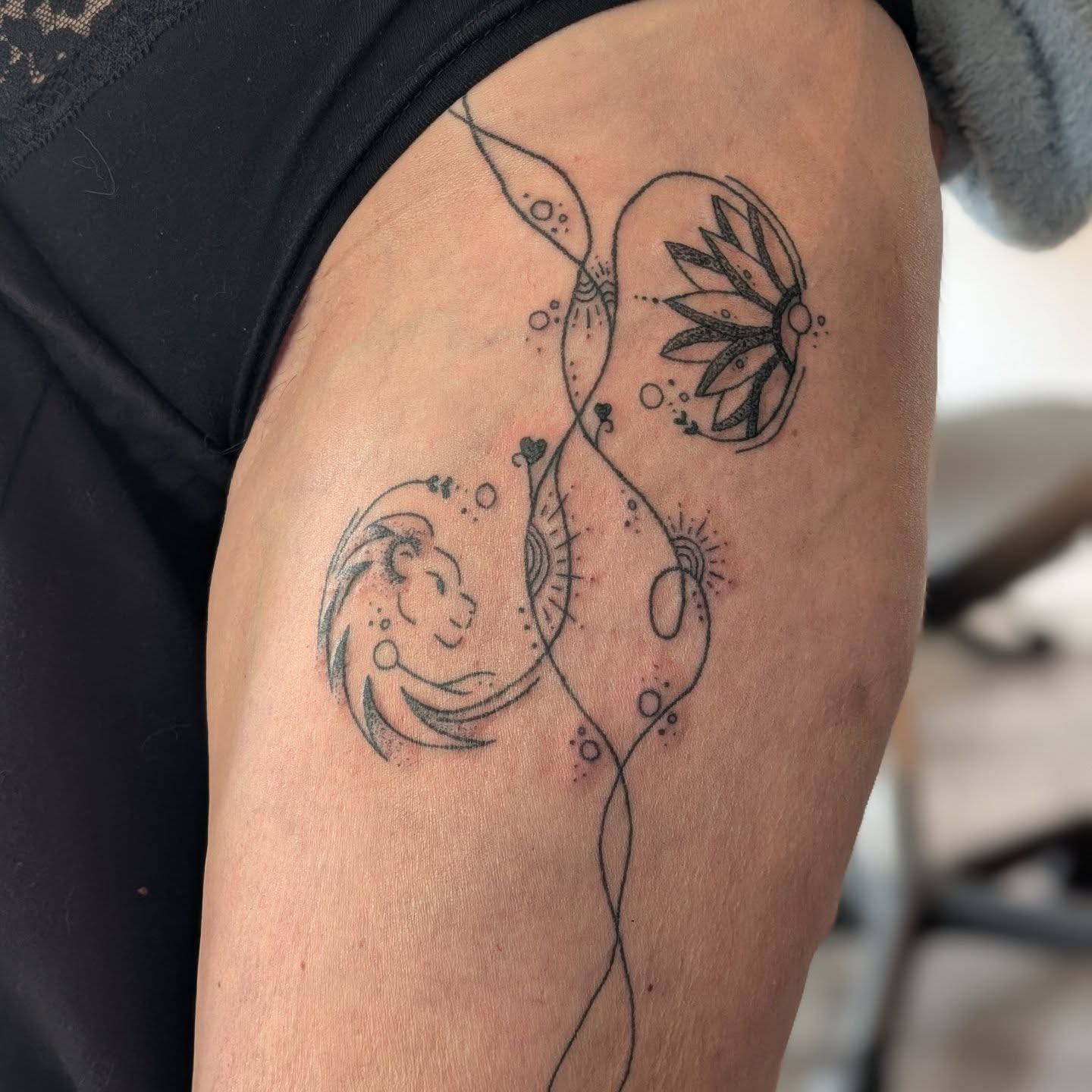 Weer een stapje verder met deze epische leg tattoo!♥️Hoeveel verschil shading maakt blijft een prachtig proces, de tattoo komt zoveel meer tot leven!🙏Was weer een erg gezellige sessie met mooie gesprekken♥️#tattoolife #tattoo #tattooartist #stickandpoke #handpoke #selflovetattoo #legtattoo #symboltattoo #tattooart #freehandtattoo #love #lovetattoo