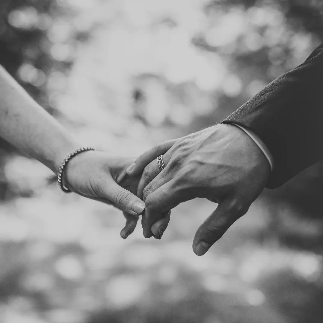 Manche Momente sagen mehr als tausend Worte.
Ein Blick, eine Berührung – genau diese kleinen, stillen Augenblicke machen euren großen Tag unvergesslich.
Als Hochzeitsfotograf ist es meine Leidenschaft, diese echten Emotionen für euch festzuhalten – authentisch, zeitlos und voller Liebe.
Ihr plant eure Hochzeit? Lasst uns gemeinsam Erinnerungen schaffen, die ein Leben lang bleiben.
Schreibt mir für euer persönliches Angebot – ich freue mich auf euch!
#hochzeitsfotograf #hochzeitsfotografdeutschland #verlobung2025 #heiraten2025 #hochzeitsplanung #hochzeitsinspiration #hochzeitsfotografie #brautpaarshooting #weddingphotographergermany #hochzeit2025 #weddinginspo #liebe #authentischehochzeitsfotos #brideandgroom #emotionalehochzeit