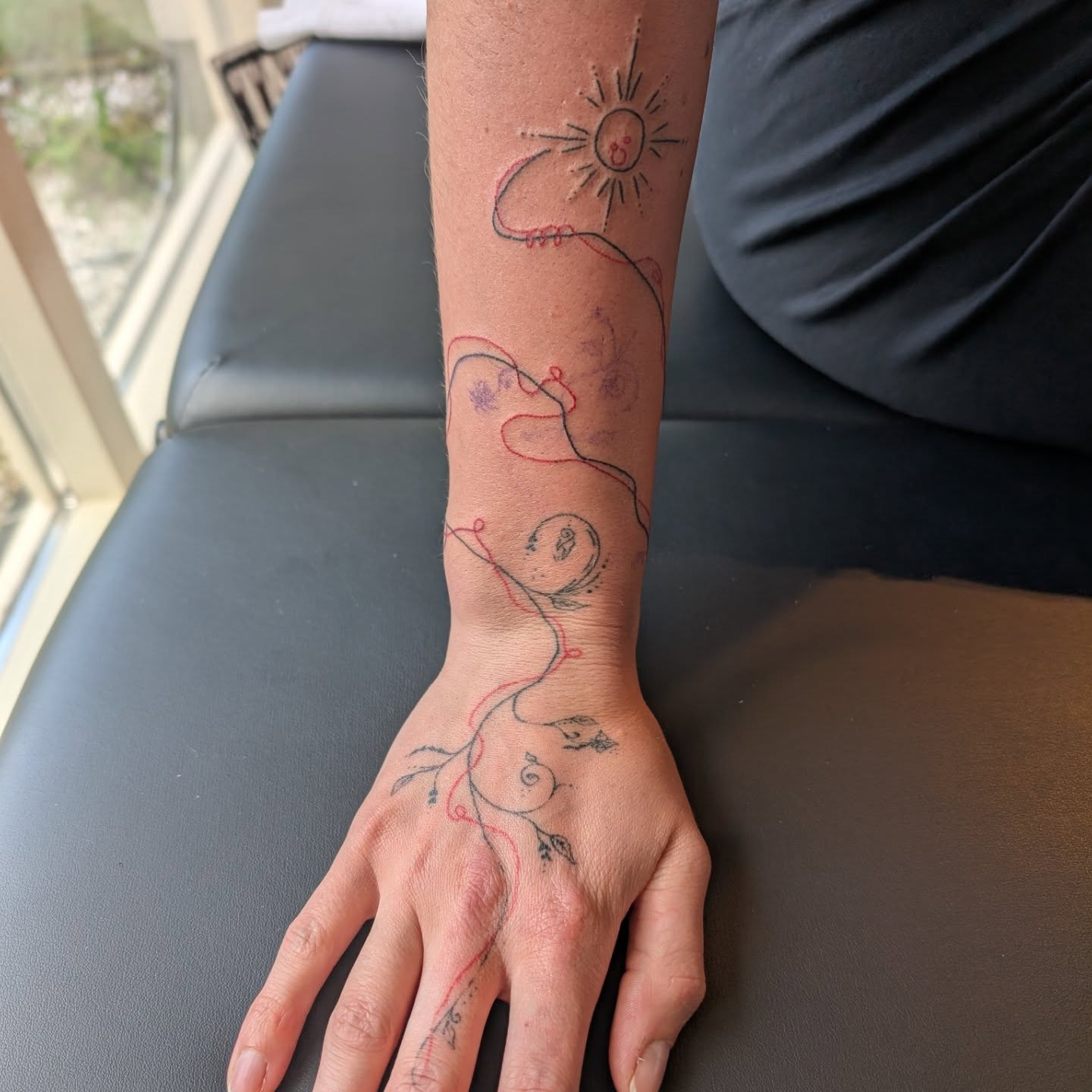 Sessie 2 van deze sierlijke en elegante hand/pols/onderarm tattoo!♥️Vinger en hand moeten nog worden bijgewerkt (dit is normaal voor hand/vinger tattoos) en er komen nog prachtige toevoegingen bij in een volgende sessie🙏♥️Love working with a bit of colour! In deze tatoeage staat het voor de rode lijn die door haar leven/haar verhaal van de tattoo loopt. Elk symbool/punt van aandacht/waarde wordt hiermee met elkaar geconnect.♥️Heb weer mega genoten van onze fijne kalme en gezellige sessie! Bedankt voor je vertrouwen en je overgave🙏♥️#handpoke #handtattoo #blackandredtattoo #stickandpoke #lifetattoo #freehandtattoo #tattoo #femaletattooartist #sacreddoodletattoo #stickandpokenl #tattoometverhaal #spiritueletattoo