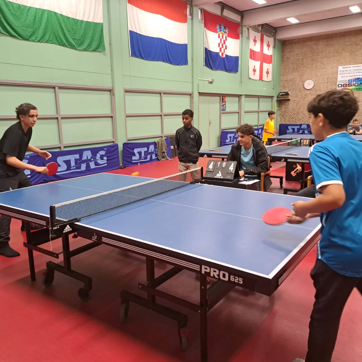 Vandaag kreeg HTTV-070 bezoek van de O.13 en O.14 van HMC/ FCTouzani in het kader van hun MDT. Het werd een zeer gezellige middag waarbij maar weer eens bleek dat voetbal en tafeltennis goed samengaan.
#tafeltennis#httv070#hmc#touzani#voetbal#denhaag#thehague#o13#o14
