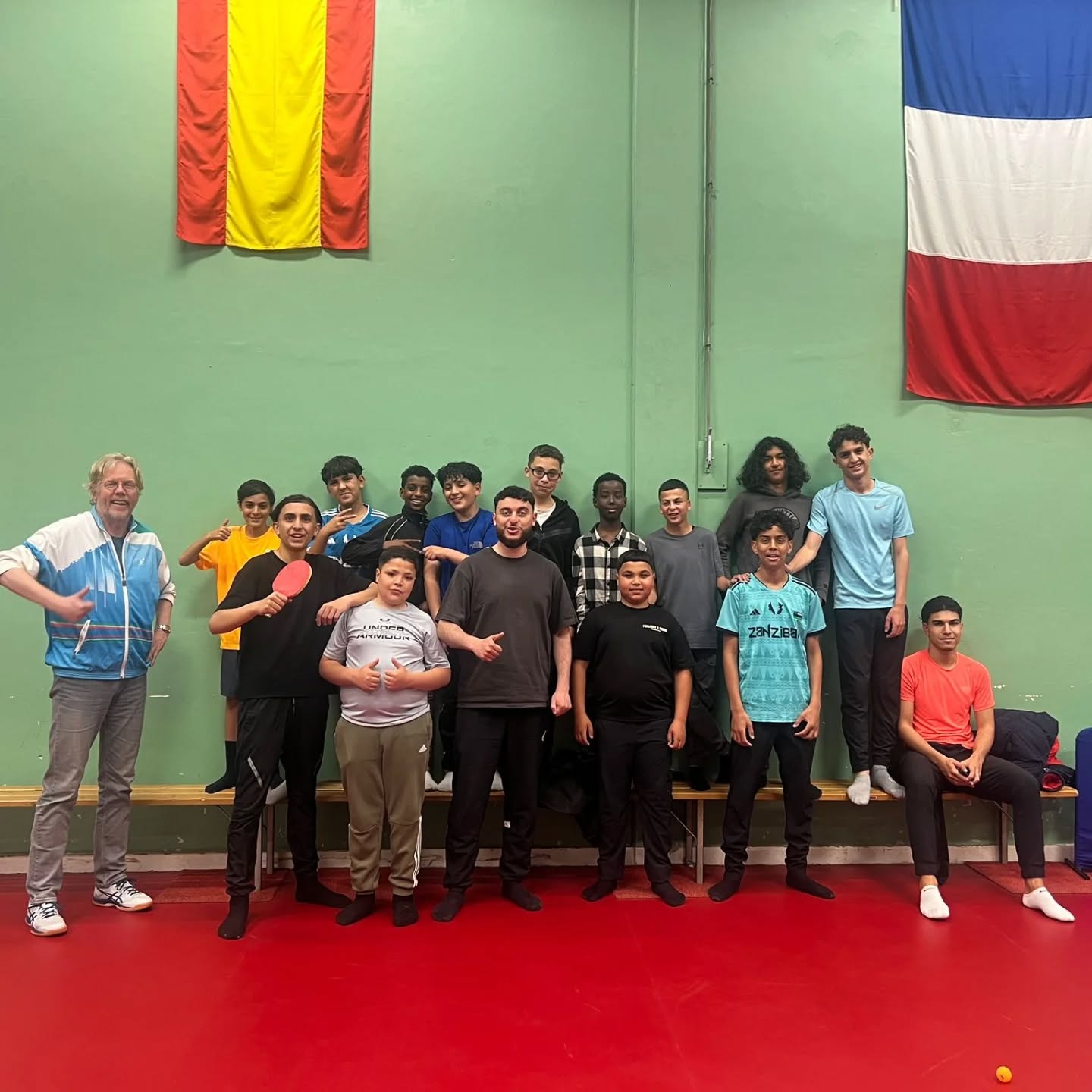 Vandaag kreeg HTTV-070 bezoek van de O.13 en O.14 van HMC/ FCTouzani in het kader van hun MDT. Het werd een zeer gezellige middag waarbij maar weer eens bleek dat voetbal en tafeltennis goed samengaan.
#tafeltennis#httv070#hmc#touzani#voetbal#denhaag#thehague#o13#o14