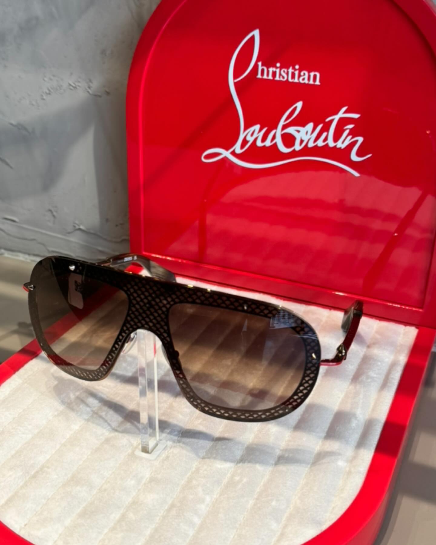 Louboutin zonnebrillen…. Slechts 10 opticiens in Nederland mogen deze brillen verkopen. Dus wi....