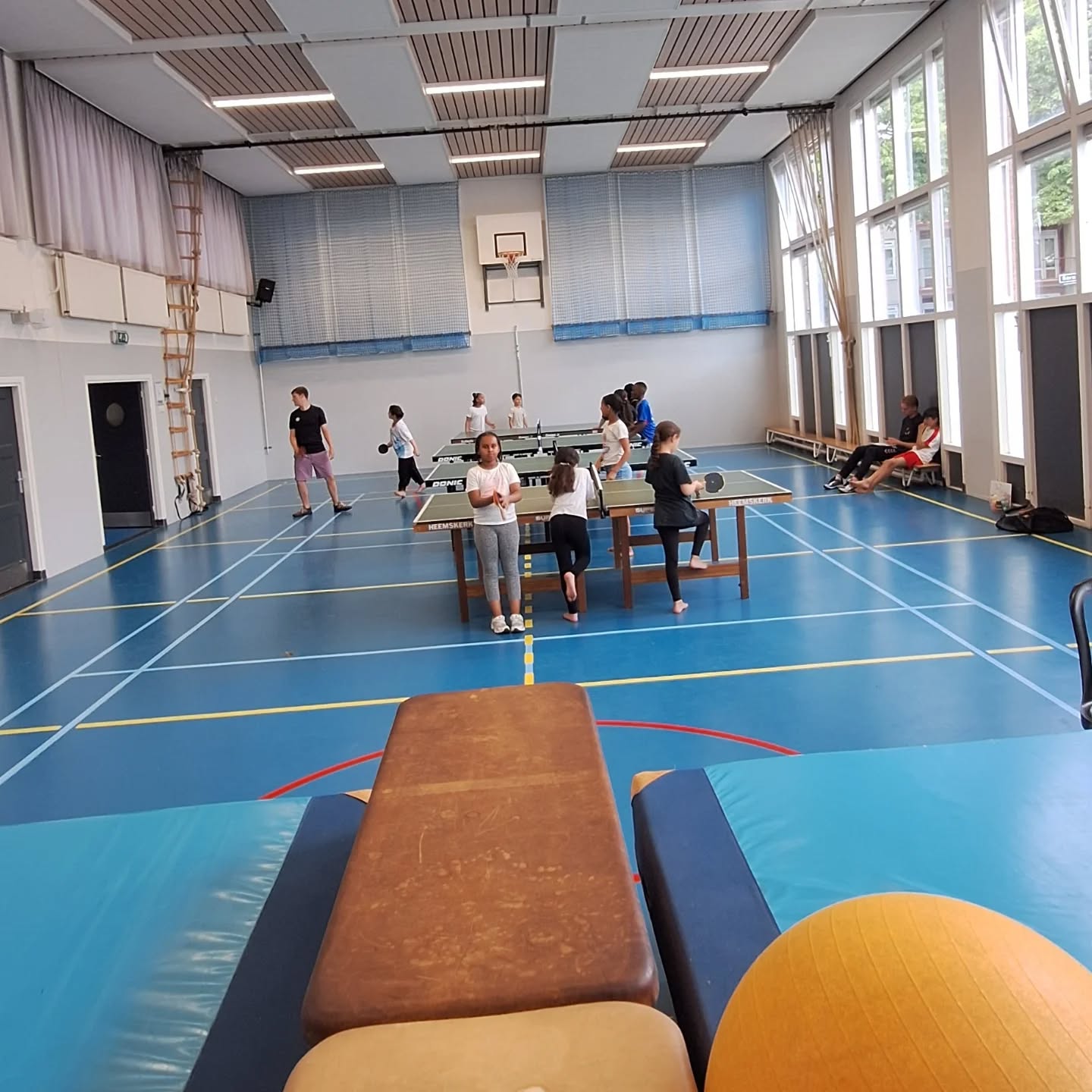 🎉 Laatste les op de P. Oosterleeschool! 🏓
Vandaag sloten we onze sportieve reeks af met een fanatieke pot tafeltennis! Wat een energie, inzet en vooral plezier! 😄👏
Iedereen heeft super goed meegedaan en mooie stappen gezet — een mooie afsluiter van een sportief traject! 💪
Bedankt P. Oosterleeschool voor de fijne samenwerking! 🙌
#LaatsteLes #Tafeltennis #PlezierInBewegen #GezondEnFit #SportOpSchool #Afsluiting #Toppers
#httv070#denhaag#thehague#foryou#fy