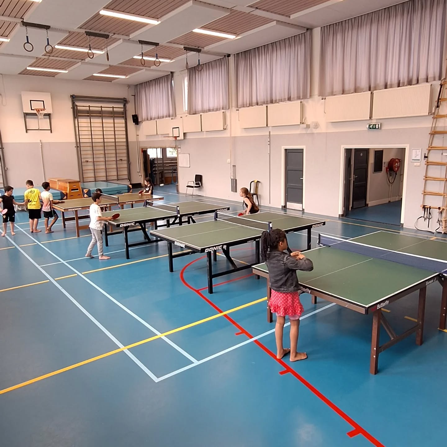 🎉 Laatste les op de P. Oosterleeschool! 🏓
Vandaag sloten we onze sportieve reeks af met een fanatieke pot tafeltennis! Wat een energie, inzet en vooral plezier! 😄👏
Iedereen heeft super goed meegedaan en mooie stappen gezet — een mooie afsluiter van een sportief traject! 💪
Bedankt P. Oosterleeschool voor de fijne samenwerking! 🙌
#LaatsteLes #Tafeltennis #PlezierInBewegen #GezondEnFit #SportOpSchool #Afsluiting #Toppers
#httv070#denhaag#thehague#foryou#fy