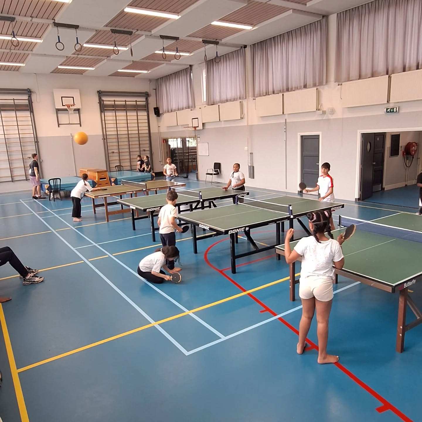 🎉 Laatste les op de P. Oosterleeschool! 🏓
Vandaag sloten we onze sportieve reeks af met een fanatieke pot tafeltennis! Wat een energie, inzet en vooral plezier! 😄👏
Iedereen heeft super goed meegedaan en mooie stappen gezet — een mooie afsluiter van een sportief traject! 💪
Bedankt P. Oosterleeschool voor de fijne samenwerking! 🙌
#LaatsteLes #Tafeltennis #PlezierInBewegen #GezondEnFit #SportOpSchool #Afsluiting #Toppers
#httv070#denhaag#thehague#foryou#fy