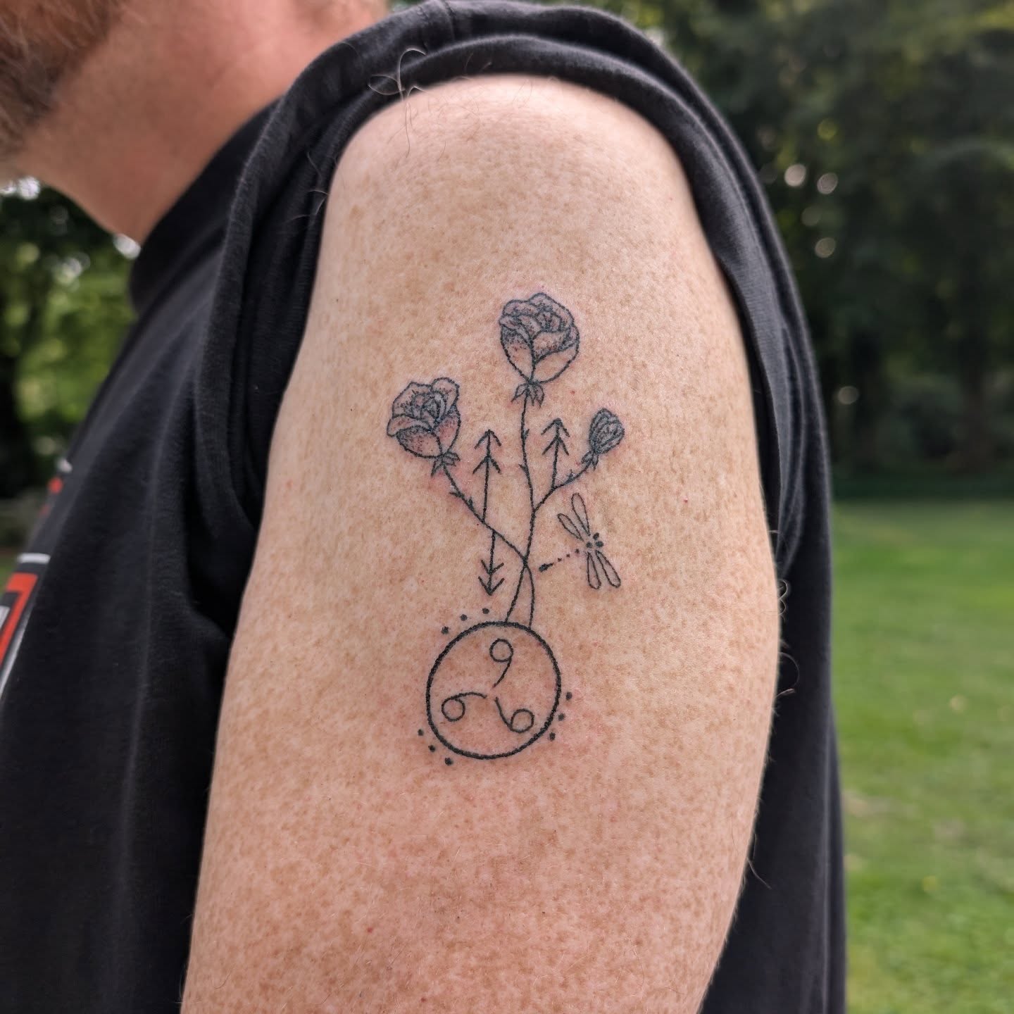 Zo'n bijzonder mooie dag gehad met deze lieve bijzondere man!♥️Zijn eerste tattoo! 💪♥️Het staat onder andere voor de liefdevolle band die hij met zijn ouders had.♥️
En voor de start van een nieuw pad waarin kiezen voor zichzelf en eigen kracht mogen gaan shinen🙏♥️Dank je wel voor je vertrouwen en openheid!🙏
Het was mij een oprechte eer en genoegen om samen met jou deze prachtige tatoeage te creëeren! Met alle liefde wens ik je veel plezier en kracht toe met jouw eerste tattoo!♥️#selflovetattoo #memorytattoo #sacreddoodletattoo #tattoosmeteenverhaal #tattoometverhaal #lovetattoo #femaletattooartist #stickandpokenl #handdrawntattoo #handpoketattoo #symboltattoo #dragonfly #roses🌹 #growthmindset