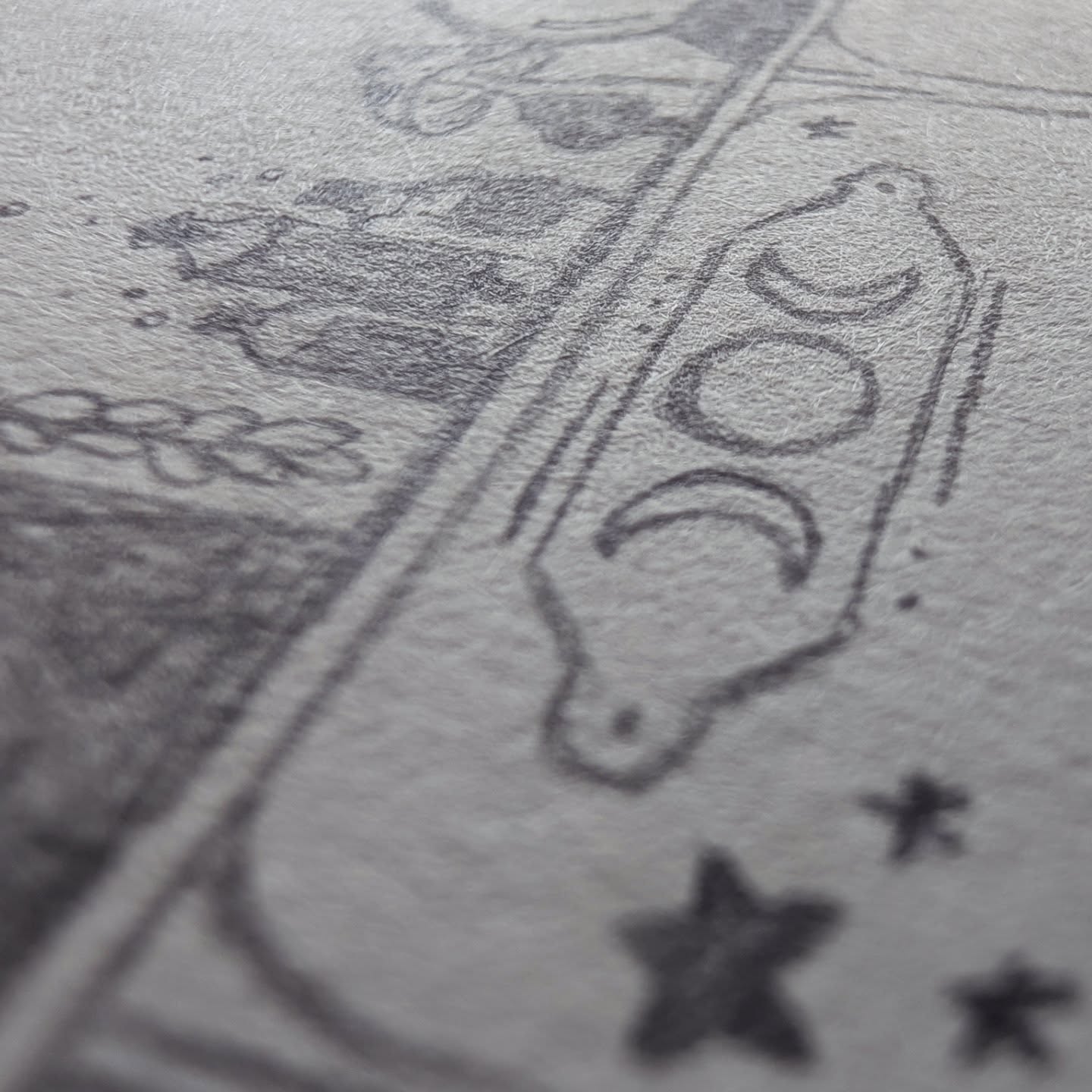 Tattoo schets ontwerp sneak peak♥️Een paar opties voor een cover up tattoo!Normaal is de stick and poke methode die ik hanteer niet zo geschikt voor cover ups, maar de orginele tattoo is niet zo groot. Hele leuke nieuwe uitdaging om mee aan de slag te mogen voor een prachtige en krachtige vrouw!🙏♥️Heb jij nog een kleine tattoo die je graag zou willen coveren? Neem gerust contact met mij op voor al je vragen!🙏#coveruptattoos #sneakpeaktattoodesign #stickandpoke #sacreddoodletattoo #stickandpokenl #handpoke #creative #tattoodesign #tattoolife #femaletattooartist #witchyvibes #geometrytattoo #organictattoo