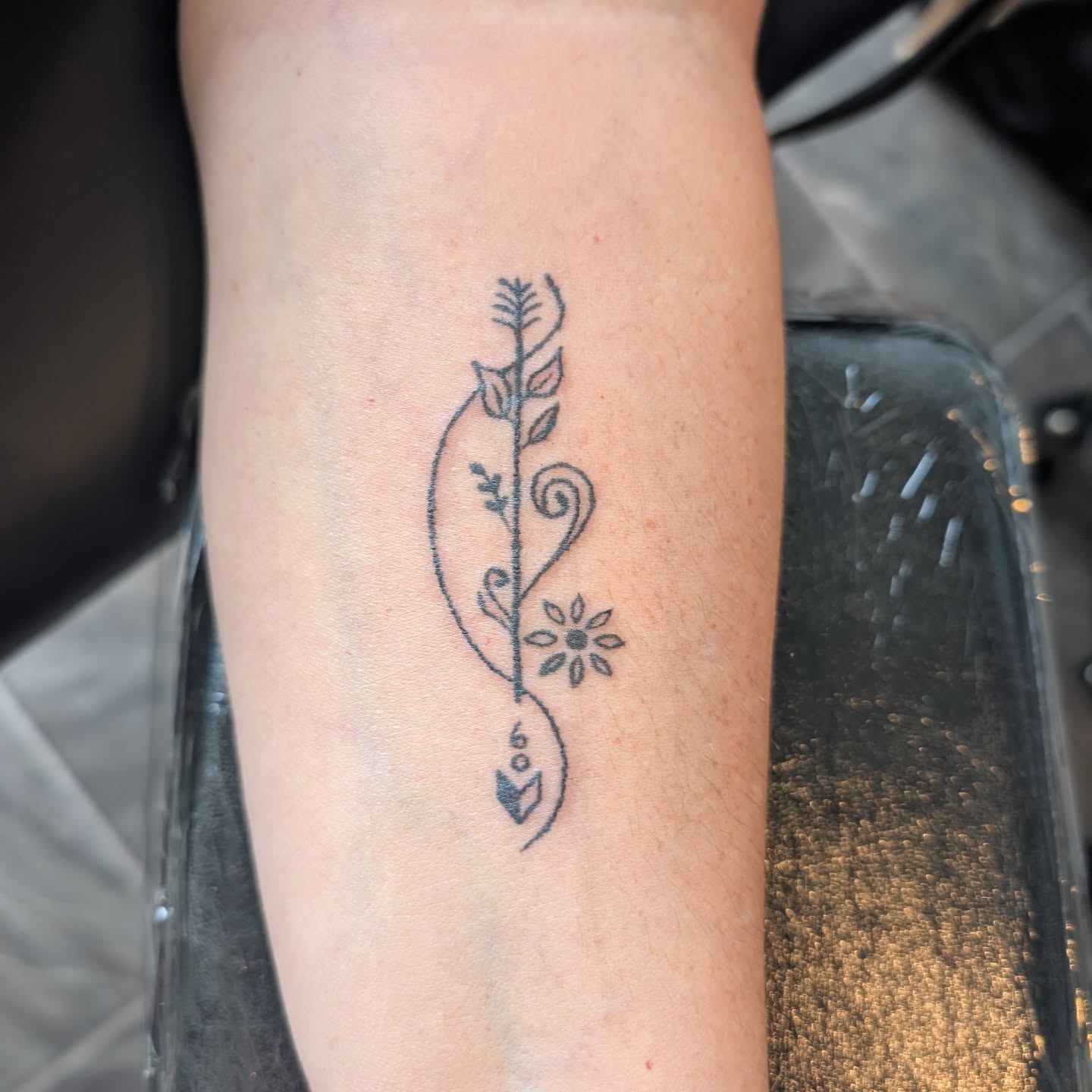 Bijwerksessie van deze super leuke tatoeage!♥️Was erg leuk om te weer te zien en om de finishing touch te mogen toepassen op je tattoo!🙏Ik wens je alle liefde en kracht toe met je mooie tattoo!♥️#kleinetattoos #stickandpoke #handpoke #sacreddoodletattoo #linetattoo #selflovetattoo #firsttattoo #finelinetattoo #femaletattooartist #tattoosmeteenverhaal #tattoo #tattoometverhaal