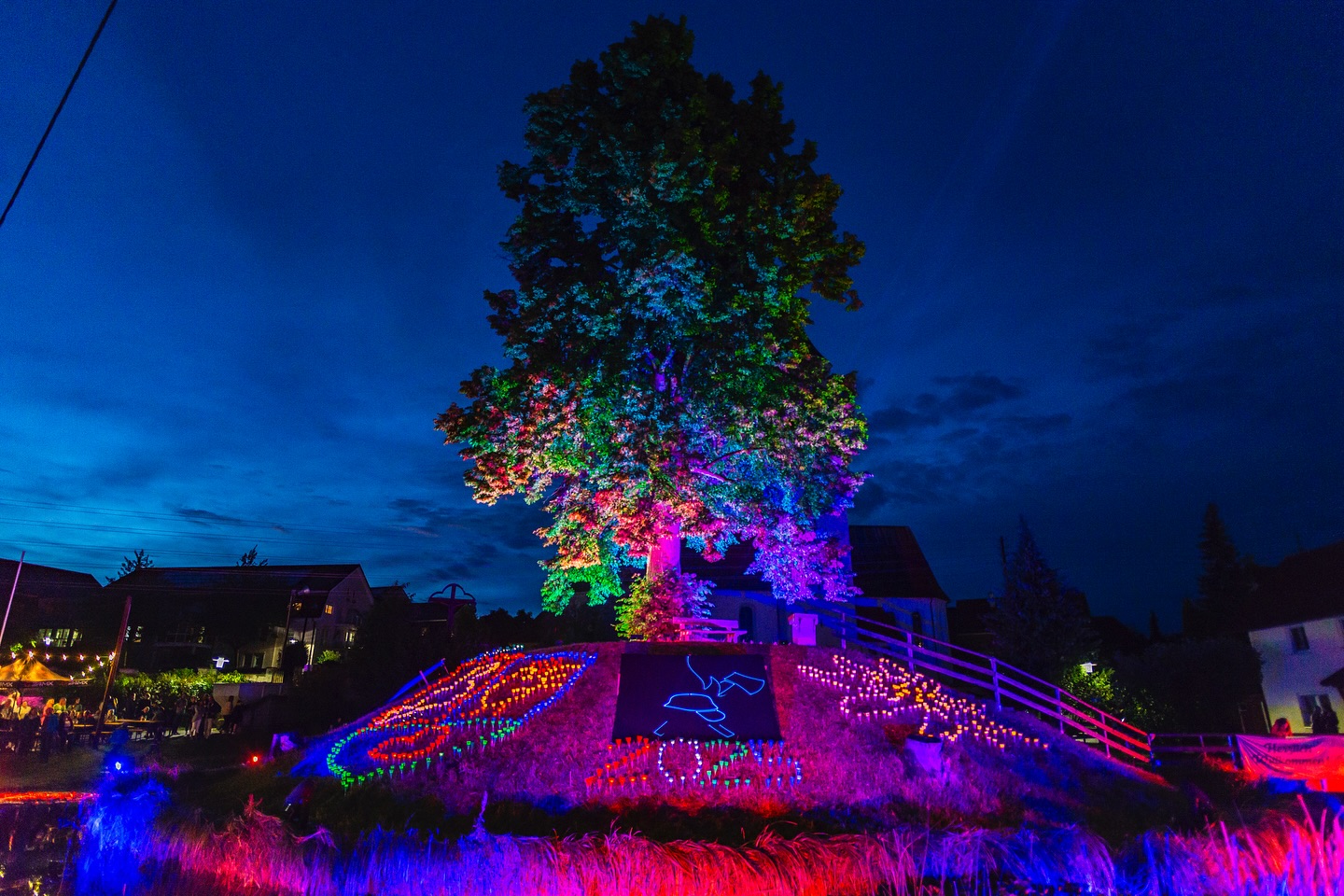 Wir möchten herzlich Danke sagen allen die dazu beigetragen haben, unser Lichterfest am Inselweiher zu einem vollen Erfolg zu machen. 🎆🎇🎆
Unser Dank gilt vor allem der @gartenbau_neumair, @toepferbabywelt , @4voices_kultzudritt_ , Bäckerei Dedler mit Inhaber Thorsten Arbter, @veranstaltungstechnik_notz , @metzgerei_hoebel und @hausmetzgerei_unsoeld , dem @weingutdreikoenigshof aus Kempten, Bingen am Rhein, der Brauerei @zoetlerbier, @hauser.getraenke.aichstetten und Forum @dietmannsried.de.
Bedanken möchten wir uns auch bei allen Nachbarn im Umkreis des Inselweihers.
Ein ganz besonderes Dankeschön geht an alle Besucher des Lichterfestes! Wir hoffen, es hat Ihnen gut gefallen und freuen uns auf das nächste Mal! 🎉🎉🎉