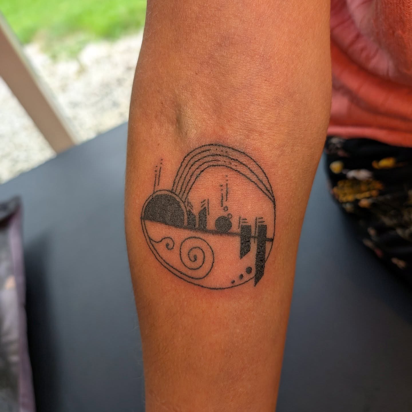 Mijn eerste cover up tattoo!🙏♥️ (Helaas vergeten een before foto te maken, oeps🙈)Heel mooi dat ik dit voor jou kon doen! Dankbaar voor onze mooie connectie, je vertrouwen en je blijheid met het resultaat♥️
Een oude herinnering (tattoo) die niet meer klopte is nu iets nieuws en echt van jou alleen🙏#selflovetattoo #sacreddoodletattoo #abstracttattoo #stickandpokenl #handpoke #freehandtattoo #spiritualjourney #spiritueletattoo #love #connection #coveruptattoos #selflove