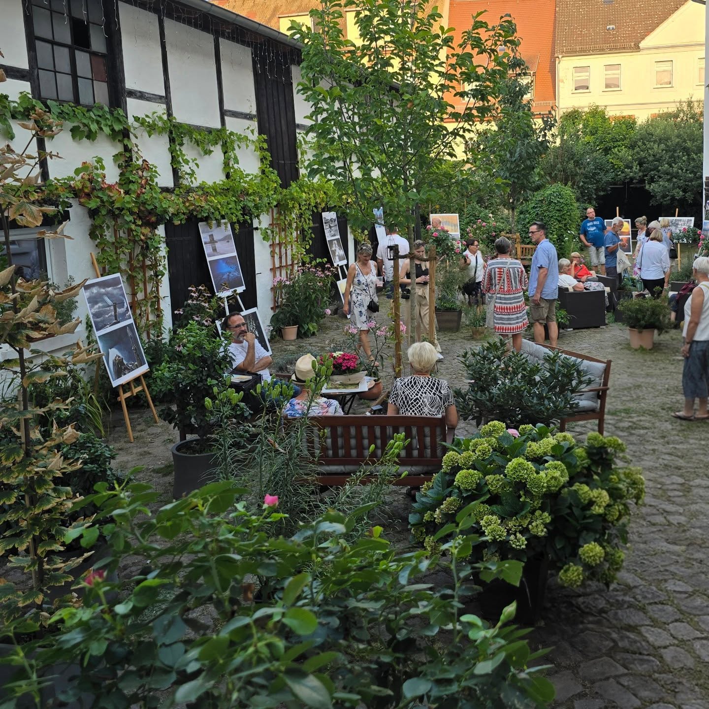 Hier einige Bilder vom Abend der Sinne am 15.08.2025. Vielen Dank an alle die Teil der Veranstaltung waren und mitgeholfen haben u.a. auch an den Kunst- & Fotoverein Grimma, dessen Bilder im Hof der Alten Rösterei ausgestellt wurden. Es gab unglaublich viele angenehme Begegnungen und Gespräche. Wir hoffen auf eine baldige Wiederholung. :-)
#Kulturnetzwerk_Grimma #KulturinGrimma #alteroestereigrimma #AlteRösterei #Grimma @kunstundfotoverein_grimma_ev @stadt_grimma @kulturnetzwerk_grimma