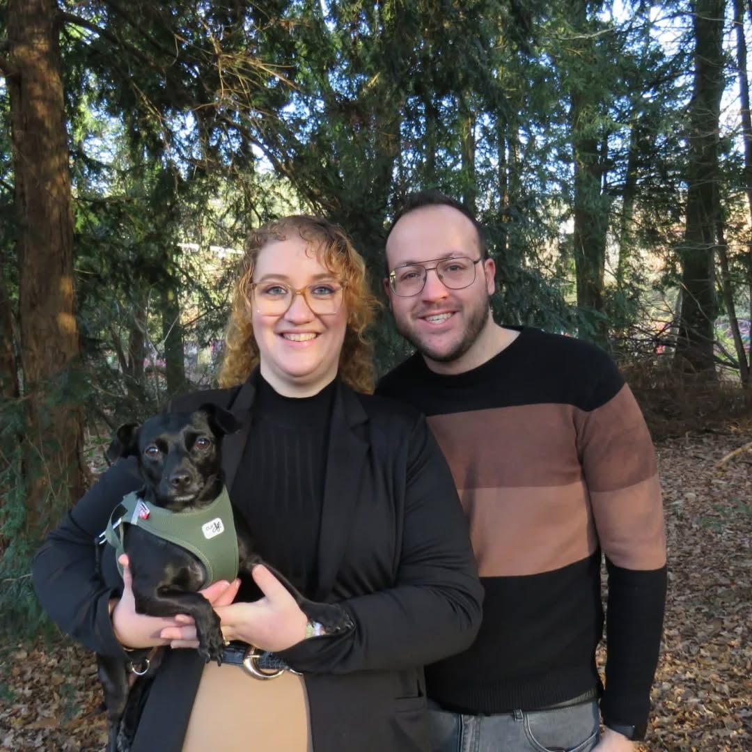πβ¨She is back!β¨π
Jeetje wat is er de afgelopen 2,5 jaar veel gebeurt in mijn leven.
Van dieptepunten tot heel veel hoogtepunten.
Teveel om op te noemen, maar ik geef toch even een kleine recap.
πββοΈ
Toen ik stopten met mijn food blog zat ik door omstandigheden in een diepe depressie.
Ik was het even helemaal kwijt, ik ben de afgelopen twee jaar op héél veel vlakken met mezelf aan de slag gegaan.
Waarbij ik hulp nodig had, maar die helaas niet voldoende vond in de reguliere geneeskunde. Vond ik die gelukkig wel in het Holisme/alternatieve geneeswijzen.
Ik begon met al mijn oude trauma's op een diep vlak op te ruimen.
Door middel van coaching, yoga, meditatie en werken aan mijn gezondheid op mentaal, fysiek, en spiritueel vlak. π§ββοΈ
Ik kwam er achter welke dingen ik super belangrijk Vindt in het leven.
En dat is zowel een gezond lichaam als een gezonde geest.
Ik pakte mijn gezondheid aan op het gebied van beweging en voeding.
Ik starten met mij te verdiepen in echt gezond en puur en biologische eten.
Begon met zuurdesem broden bakken, begon een moestuin in de tuin.
En maakten mijn eigen yoghurt en nog een hoop andere dingen.
Ik ging mij verdiepen in zo natuurlijk en low toxisch mogelijk leven.
Dit alles wekten mijn intresse zo en wakkerde een diep vuur en verlangen in mij aan. π₯ ik begon met een studie tot natuurgeneeskundige. Daarna kwam studie twee holistische gezondheid deskundige, en studie nummer 3 holistische voeding consulente.
En binnenkort komt er nog een studie bij!
Inmiddels ben ik dus een holistische coach/natuurgeneeskundige en met mijn instagram en website www.huisjeboompjefoodie.nl.
Wil ik jullie een inkijkje geven in mijn nieuwe leven.
En jullie inspireren met alles op het gebied van natuurgeneeskunde en Holistische voeding en gezondheid π
Er valt nog veel méér te vertellen, maar anders wordt het verhaal zo lang.
Bedankt dat je het tot hier toe gelezen hebt. π en ik hoop dat jullie mij gezellig mee blijven volgen.
Liefs, Nicole
#holisticliving
#holistisch #natuurgeneeskunde #life #holistichealth #balans #holisme #gelukkigleven #newme #puurnatuur #puureneerlijk #gezondheid #holisticcoach #holistischetherapie