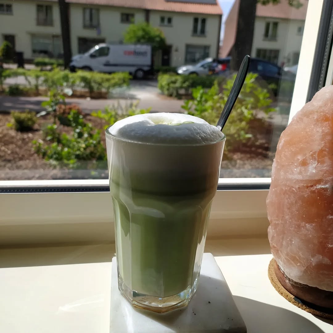 πβ¨She is back!β¨π
Jeetje wat is er de afgelopen 2,5 jaar veel gebeurt in mijn leven.
Van dieptepunten tot heel veel hoogtepunten.
Teveel om op te noemen, maar ik geef toch even een kleine recap.
πββοΈ
Toen ik stopten met mijn food blog zat ik door omstandigheden in een diepe depressie.
Ik was het even helemaal kwijt, ik ben de afgelopen twee jaar op héél veel vlakken met mezelf aan de slag gegaan.
Waarbij ik hulp nodig had, maar die helaas niet voldoende vond in de reguliere geneeskunde. Vond ik die gelukkig wel in het Holisme/alternatieve geneeswijzen.
Ik begon met al mijn oude trauma's op een diep vlak op te ruimen.
Door middel van coaching, yoga, meditatie en werken aan mijn gezondheid op mentaal, fysiek, en spiritueel vlak. π§ββοΈ
Ik kwam er achter welke dingen ik super belangrijk Vindt in het leven.
En dat is zowel een gezond lichaam als een gezonde geest.
Ik pakte mijn gezondheid aan op het gebied van beweging en voeding.
Ik starten met mij te verdiepen in echt gezond en puur en biologische eten.
Begon met zuurdesem broden bakken, begon een moestuin in de tuin.
En maakten mijn eigen yoghurt en nog een hoop andere dingen.
Ik ging mij verdiepen in zo natuurlijk en low toxisch mogelijk leven.
Dit alles wekten mijn intresse zo en wakkerde een diep vuur en verlangen in mij aan. π₯ ik begon met een studie tot natuurgeneeskundige. Daarna kwam studie twee holistische gezondheid deskundige, en studie nummer 3 holistische voeding consulente.
En binnenkort komt er nog een studie bij!
Inmiddels ben ik dus een holistische coach/natuurgeneeskundige en met mijn instagram en website www.huisjeboompjefoodie.nl.
Wil ik jullie een inkijkje geven in mijn nieuwe leven.
En jullie inspireren met alles op het gebied van natuurgeneeskunde en Holistische voeding en gezondheid π
Er valt nog veel méér te vertellen, maar anders wordt het verhaal zo lang.
Bedankt dat je het tot hier toe gelezen hebt. π en ik hoop dat jullie mij gezellig mee blijven volgen.
Liefs, Nicole
#holisticliving
#holistisch #natuurgeneeskunde #life #holistichealth #balans #holisme #gelukkigleven #newme #puurnatuur #puureneerlijk #gezondheid #holisticcoach #holistischetherapie