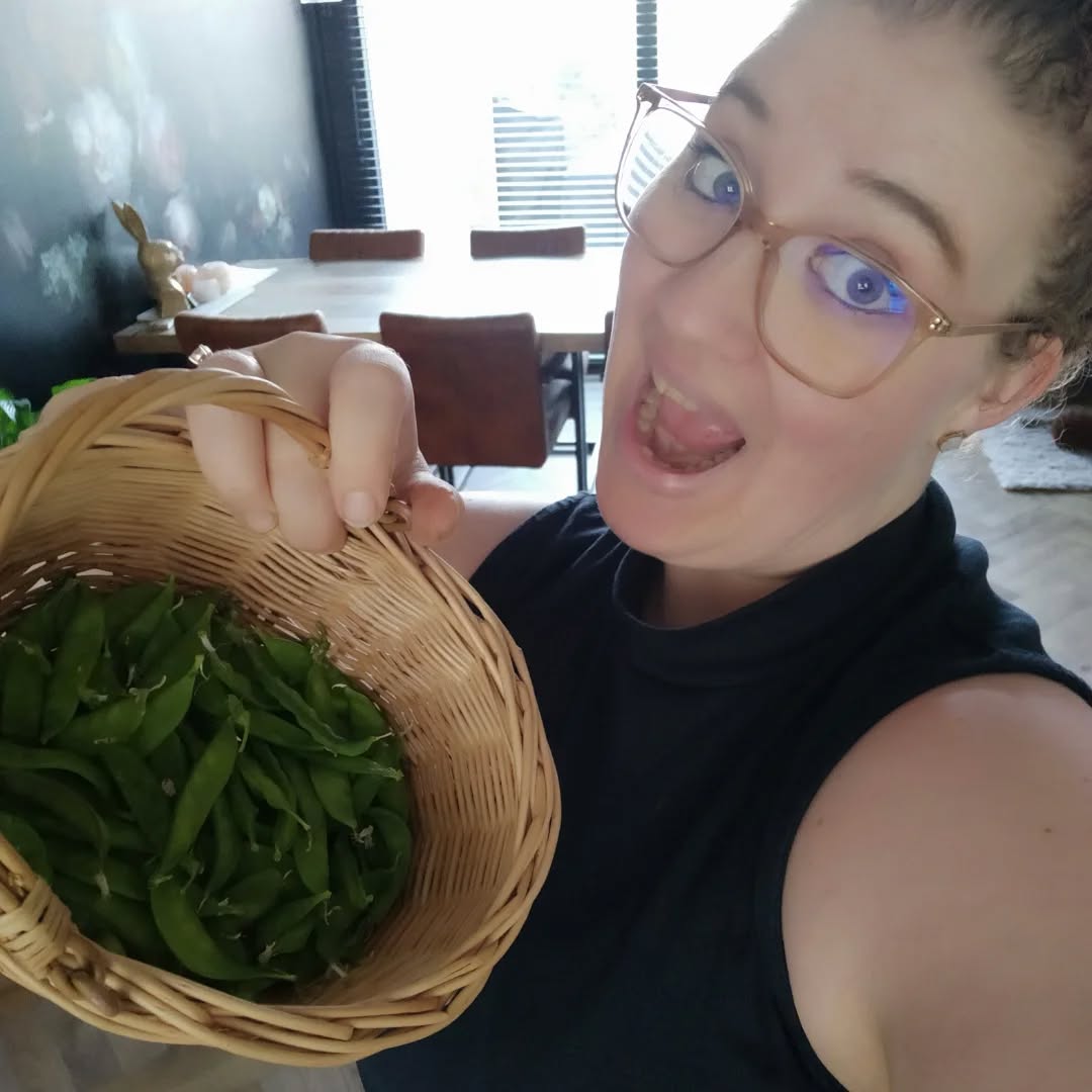 πβ¨She is back!β¨π
Jeetje wat is er de afgelopen 2,5 jaar veel gebeurt in mijn leven.
Van dieptepunten tot heel veel hoogtepunten.
Teveel om op te noemen, maar ik geef toch even een kleine recap.
πββοΈ
Toen ik stopten met mijn food blog zat ik door omstandigheden in een diepe depressie.
Ik was het even helemaal kwijt, ik ben de afgelopen twee jaar op héél veel vlakken met mezelf aan de slag gegaan.
Waarbij ik hulp nodig had, maar die helaas niet voldoende vond in de reguliere geneeskunde. Vond ik die gelukkig wel in het Holisme/alternatieve geneeswijzen.
Ik begon met al mijn oude trauma's op een diep vlak op te ruimen.
Door middel van coaching, yoga, meditatie en werken aan mijn gezondheid op mentaal, fysiek, en spiritueel vlak. π§ββοΈ
Ik kwam er achter welke dingen ik super belangrijk Vindt in het leven.
En dat is zowel een gezond lichaam als een gezonde geest.
Ik pakte mijn gezondheid aan op het gebied van beweging en voeding.
Ik starten met mij te verdiepen in echt gezond en puur en biologische eten.
Begon met zuurdesem broden bakken, begon een moestuin in de tuin.
En maakten mijn eigen yoghurt en nog een hoop andere dingen.
Ik ging mij verdiepen in zo natuurlijk en low toxisch mogelijk leven.
Dit alles wekten mijn intresse zo en wakkerde een diep vuur en verlangen in mij aan. π₯ ik begon met een studie tot natuurgeneeskundige. Daarna kwam studie twee holistische gezondheid deskundige, en studie nummer 3 holistische voeding consulente.
En binnenkort komt er nog een studie bij!
Inmiddels ben ik dus een holistische coach/natuurgeneeskundige en met mijn instagram en website www.huisjeboompjefoodie.nl.
Wil ik jullie een inkijkje geven in mijn nieuwe leven.
En jullie inspireren met alles op het gebied van natuurgeneeskunde en Holistische voeding en gezondheid π
Er valt nog veel méér te vertellen, maar anders wordt het verhaal zo lang.
Bedankt dat je het tot hier toe gelezen hebt. π en ik hoop dat jullie mij gezellig mee blijven volgen.
Liefs, Nicole
#holisticliving
#holistisch #natuurgeneeskunde #life #holistichealth #balans #holisme #gelukkigleven #newme #puurnatuur #puureneerlijk #gezondheid #holisticcoach #holistischetherapie