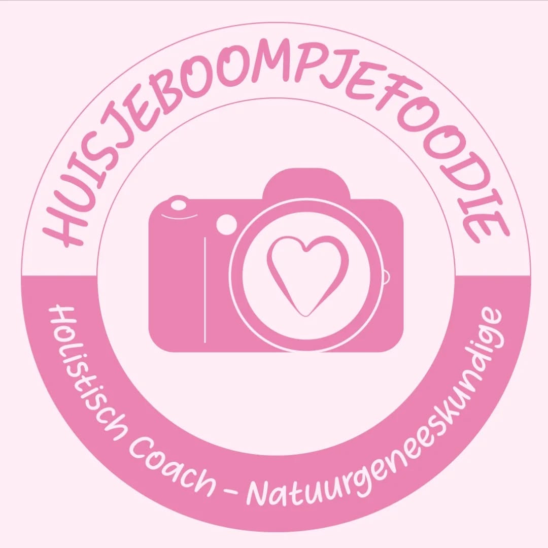 πβ¨She is back!β¨π
Jeetje wat is er de afgelopen 2,5 jaar veel gebeurt in mijn leven.
Van dieptepunten tot heel veel hoogtepunten.
Teveel om op te noemen, maar ik geef toch even een kleine recap.
πββοΈ
Toen ik stopten met mijn food blog zat ik door omstandigheden in een diepe depressie.
Ik was het even helemaal kwijt, ik ben de afgelopen twee jaar op héél veel vlakken met mezelf aan de slag gegaan.
Waarbij ik hulp nodig had, maar die helaas niet voldoende vond in de reguliere geneeskunde. Vond ik die gelukkig wel in het Holisme/alternatieve geneeswijzen.
Ik begon met al mijn oude trauma's op een diep vlak op te ruimen.
Door middel van coaching, yoga, meditatie en werken aan mijn gezondheid op mentaal, fysiek, en spiritueel vlak. π§ββοΈ
Ik kwam er achter welke dingen ik super belangrijk Vindt in het leven.
En dat is zowel een gezond lichaam als een gezonde geest.
Ik pakte mijn gezondheid aan op het gebied van beweging en voeding.
Ik starten met mij te verdiepen in echt gezond en puur en biologische eten.
Begon met zuurdesem broden bakken, begon een moestuin in de tuin.
En maakten mijn eigen yoghurt en nog een hoop andere dingen.
Ik ging mij verdiepen in zo natuurlijk en low toxisch mogelijk leven.
Dit alles wekten mijn intresse zo en wakkerde een diep vuur en verlangen in mij aan. π₯ ik begon met een studie tot natuurgeneeskundige. Daarna kwam studie twee holistische gezondheid deskundige, en studie nummer 3 holistische voeding consulente.
En binnenkort komt er nog een studie bij!
Inmiddels ben ik dus een holistische coach/natuurgeneeskundige en met mijn instagram en website www.huisjeboompjefoodie.nl.
Wil ik jullie een inkijkje geven in mijn nieuwe leven.
En jullie inspireren met alles op het gebied van natuurgeneeskunde en Holistische voeding en gezondheid π
Er valt nog veel méér te vertellen, maar anders wordt het verhaal zo lang.
Bedankt dat je het tot hier toe gelezen hebt. π en ik hoop dat jullie mij gezellig mee blijven volgen.
Liefs, Nicole
#holisticliving
#holistisch #natuurgeneeskunde #life #holistichealth #balans #holisme #gelukkigleven #newme #puurnatuur #puureneerlijk #gezondheid #holisticcoach #holistischetherapie
