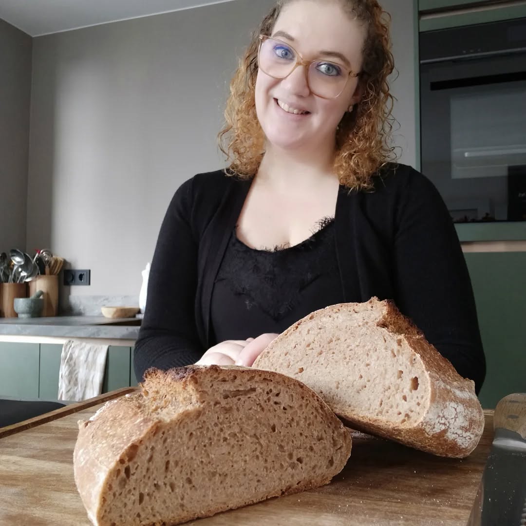 πβ¨She is back!β¨π
Jeetje wat is er de afgelopen 2,5 jaar veel gebeurt in mijn leven.
Van dieptepunten tot heel veel hoogtepunten.
Teveel om op te noemen, maar ik geef toch even een kleine recap.
πββοΈ
Toen ik stopten met mijn food blog zat ik door omstandigheden in een diepe depressie.
Ik was het even helemaal kwijt, ik ben de afgelopen twee jaar op héél veel vlakken met mezelf aan de slag gegaan.
Waarbij ik hulp nodig had, maar die helaas niet voldoende vond in de reguliere geneeskunde. Vond ik die gelukkig wel in het Holisme/alternatieve geneeswijzen.
Ik begon met al mijn oude trauma's op een diep vlak op te ruimen.
Door middel van coaching, yoga, meditatie en werken aan mijn gezondheid op mentaal, fysiek, en spiritueel vlak. π§ββοΈ
Ik kwam er achter welke dingen ik super belangrijk Vindt in het leven.
En dat is zowel een gezond lichaam als een gezonde geest.
Ik pakte mijn gezondheid aan op het gebied van beweging en voeding.
Ik starten met mij te verdiepen in echt gezond en puur en biologische eten.
Begon met zuurdesem broden bakken, begon een moestuin in de tuin.
En maakten mijn eigen yoghurt en nog een hoop andere dingen.
Ik ging mij verdiepen in zo natuurlijk en low toxisch mogelijk leven.
Dit alles wekten mijn intresse zo en wakkerde een diep vuur en verlangen in mij aan. π₯ ik begon met een studie tot natuurgeneeskundige. Daarna kwam studie twee holistische gezondheid deskundige, en studie nummer 3 holistische voeding consulente.
En binnenkort komt er nog een studie bij!
Inmiddels ben ik dus een holistische coach/natuurgeneeskundige en met mijn instagram en website www.huisjeboompjefoodie.nl.
Wil ik jullie een inkijkje geven in mijn nieuwe leven.
En jullie inspireren met alles op het gebied van natuurgeneeskunde en Holistische voeding en gezondheid π
Er valt nog veel méér te vertellen, maar anders wordt het verhaal zo lang.
Bedankt dat je het tot hier toe gelezen hebt. π en ik hoop dat jullie mij gezellig mee blijven volgen.
Liefs, Nicole
#holisticliving
#holistisch #natuurgeneeskunde #life #holistichealth #balans #holisme #gelukkigleven #newme #puurnatuur #puureneerlijk #gezondheid #holisticcoach #holistischetherapie